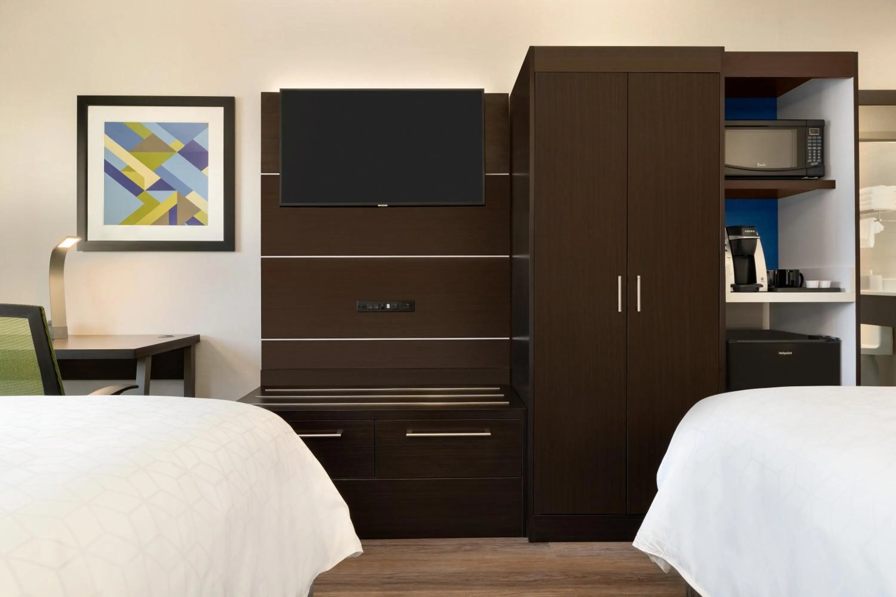 Photo of the whole room, Bed in Holiday Inn Express - Jamaica - JFK AirTrain - NYC by IHG