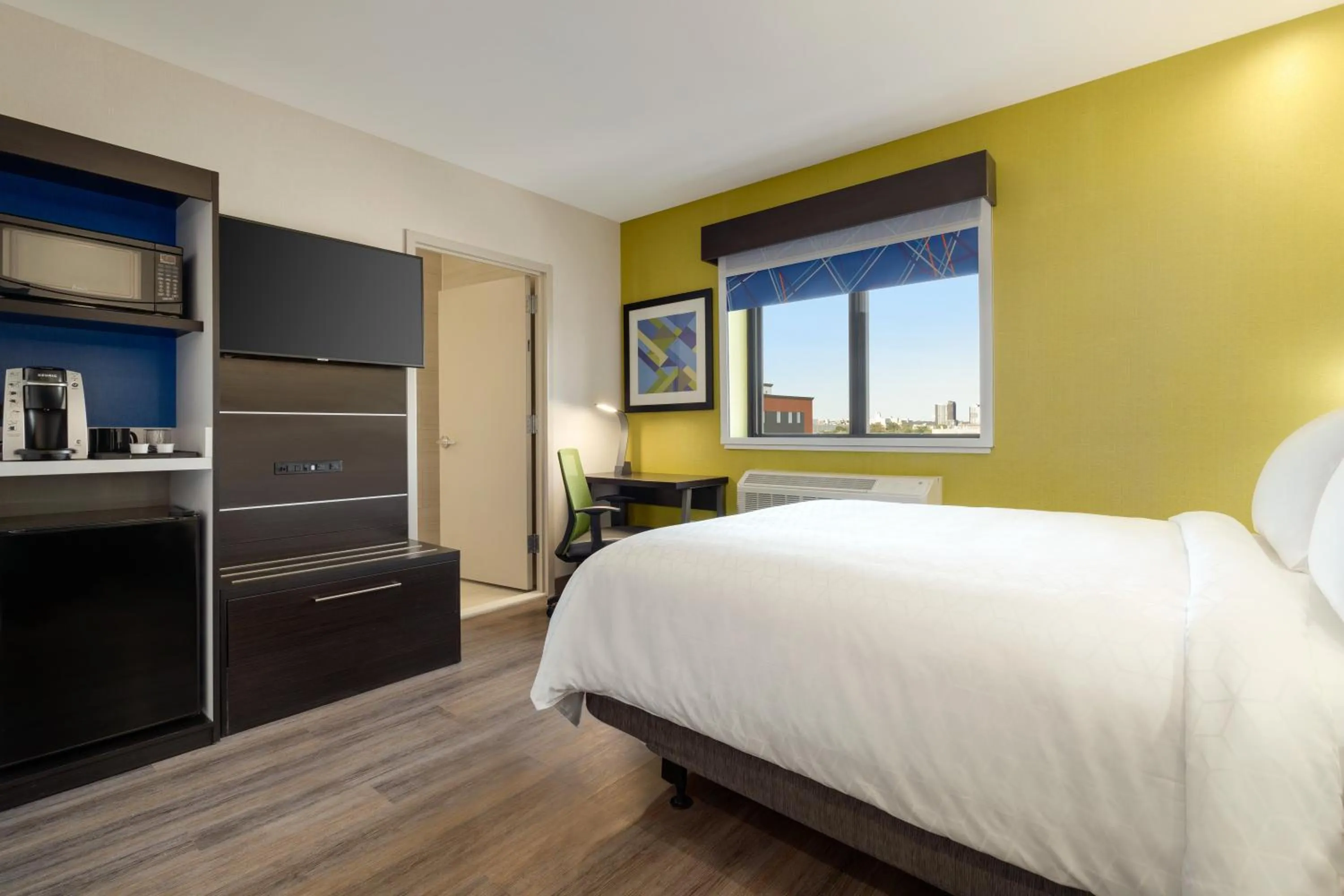 Photo of the whole room, Bed in Holiday Inn Express - Jamaica - JFK AirTrain - NYC by IHG