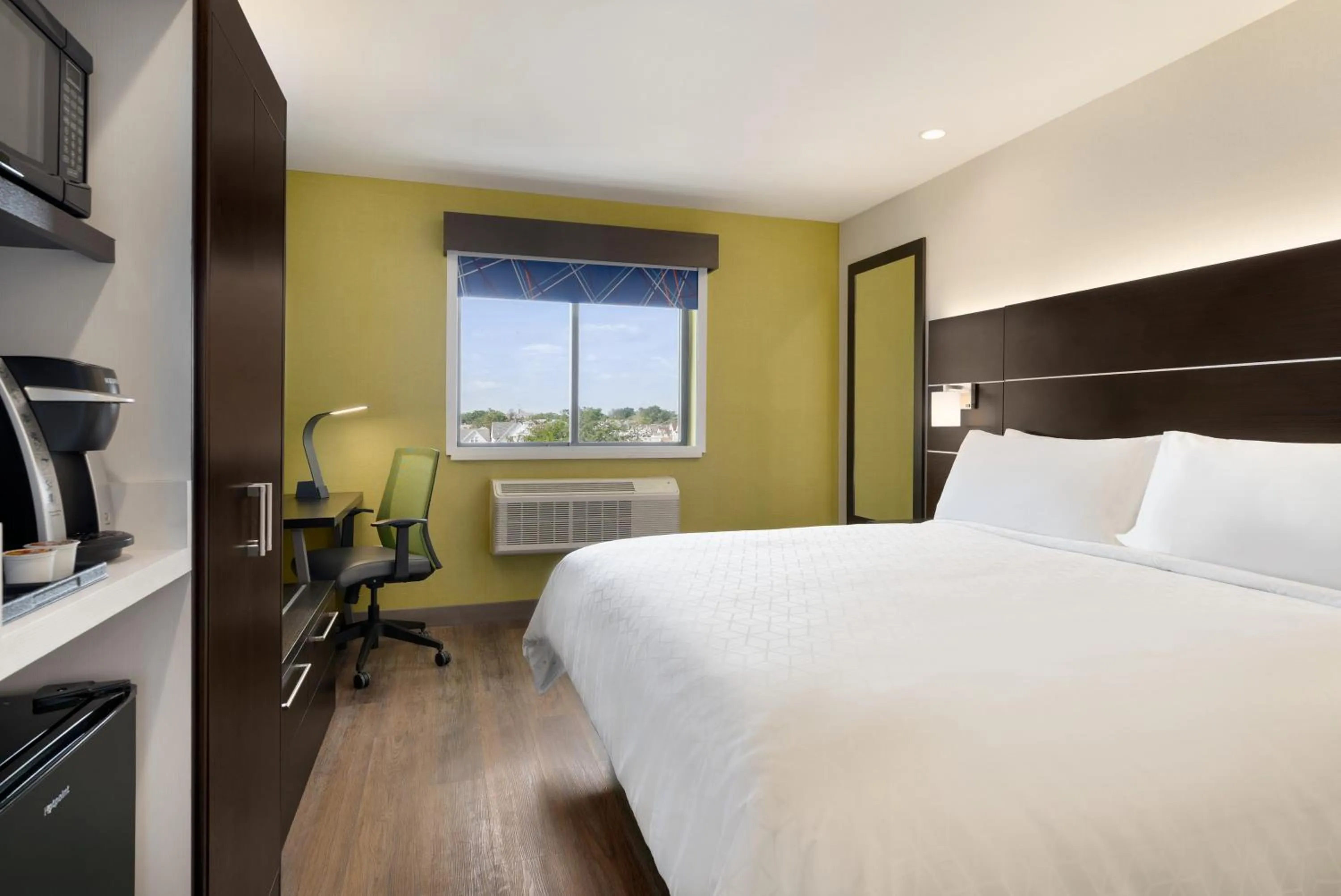 Photo of the whole room, Bed in Holiday Inn Express - Jamaica - JFK AirTrain - NYC by IHG
