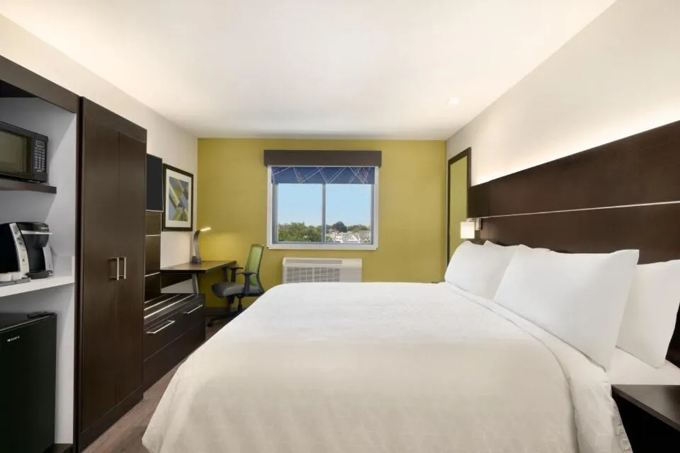 Bed in Holiday Inn Express - Jamaica - JFK AirTrain - NYC by IHG