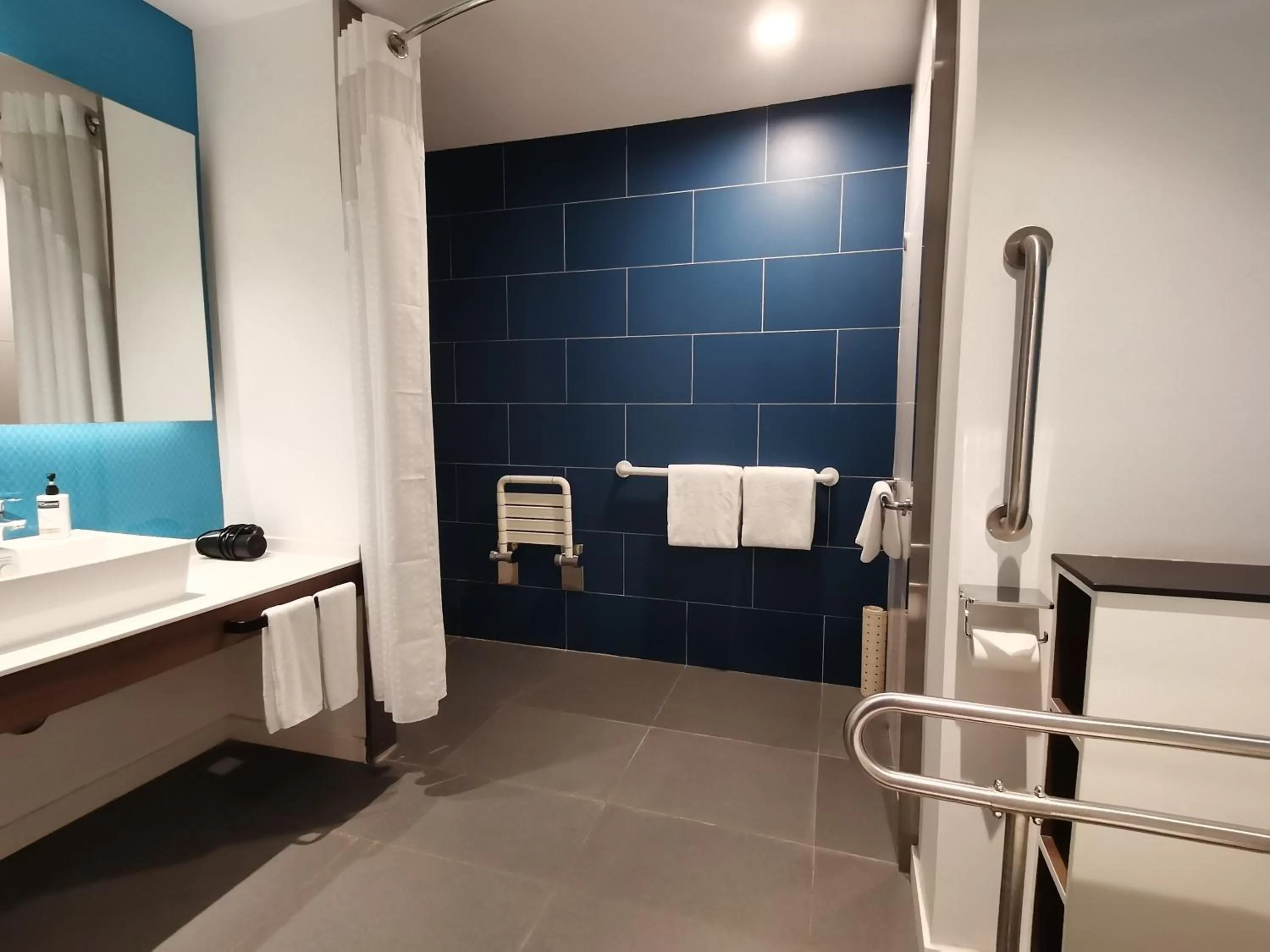 Toilet in Holiday Inn Express Xi'an Intl Trade&Logistic Park by IHG