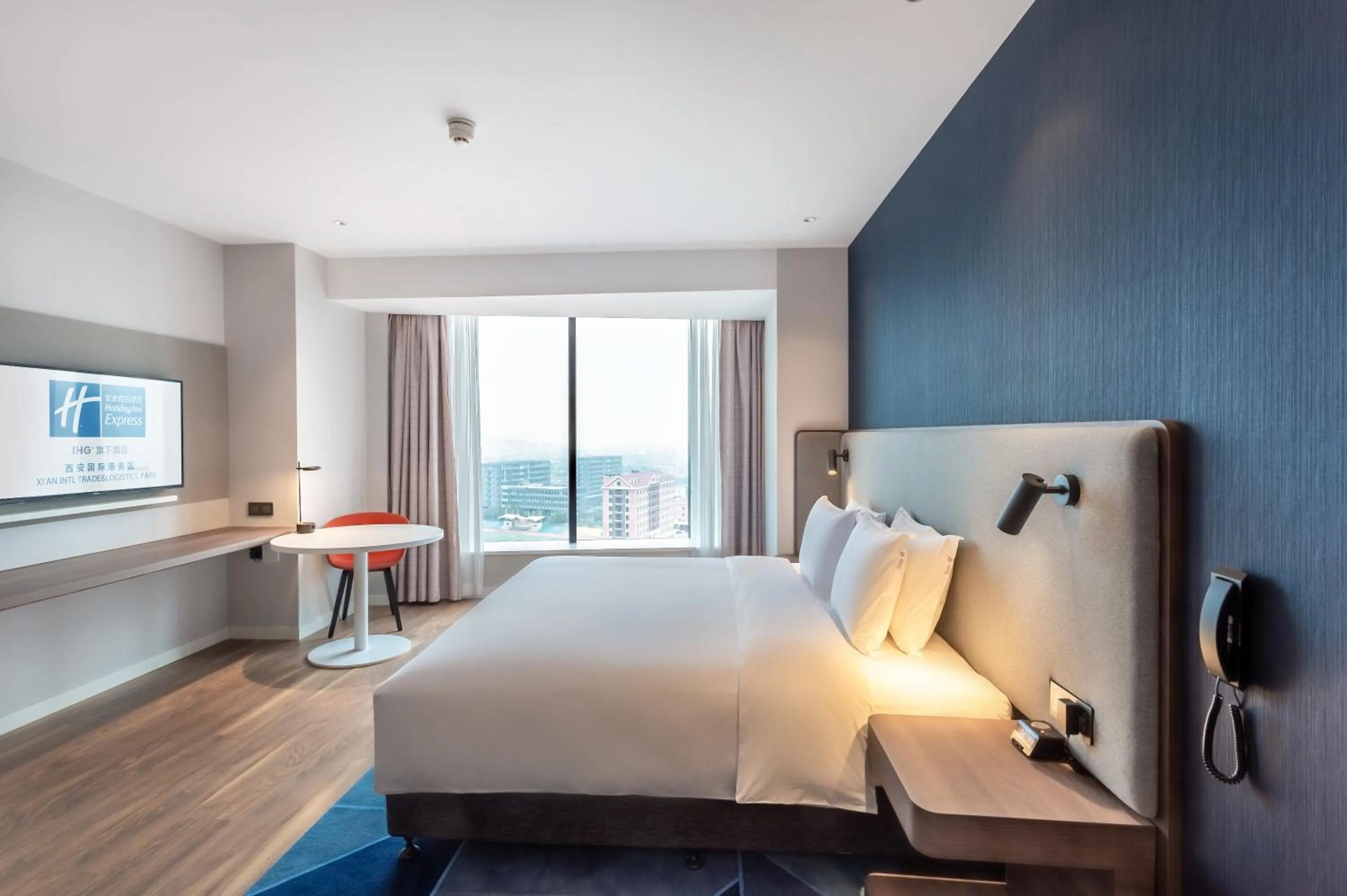 Photo of the whole room, Bed in Holiday Inn Express Xi'an Intl Trade&Logistic Park by IHG
