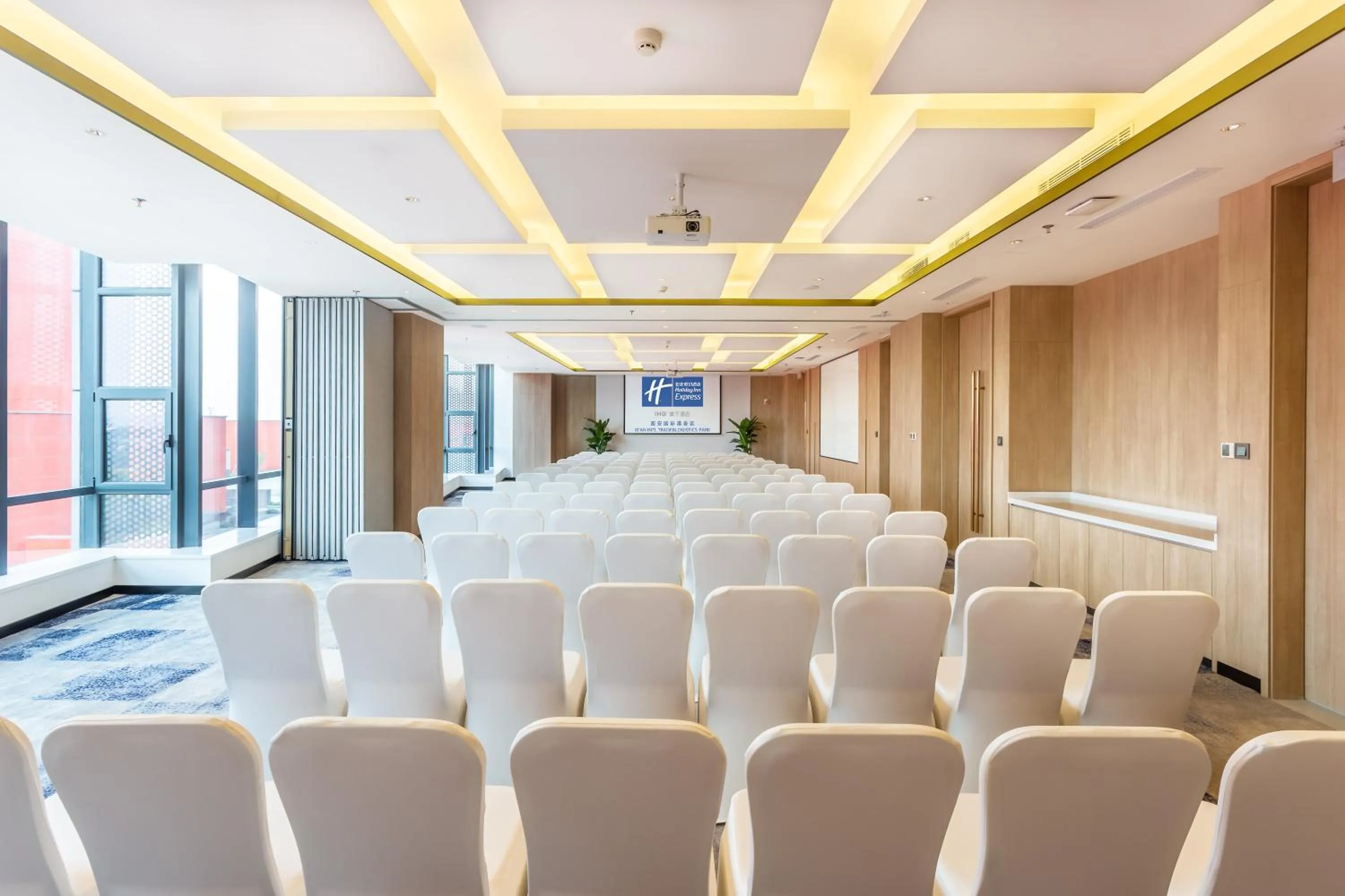 Meeting/conference room in Holiday Inn Express Xi'an Intl Trade&Logistic Park by IHG