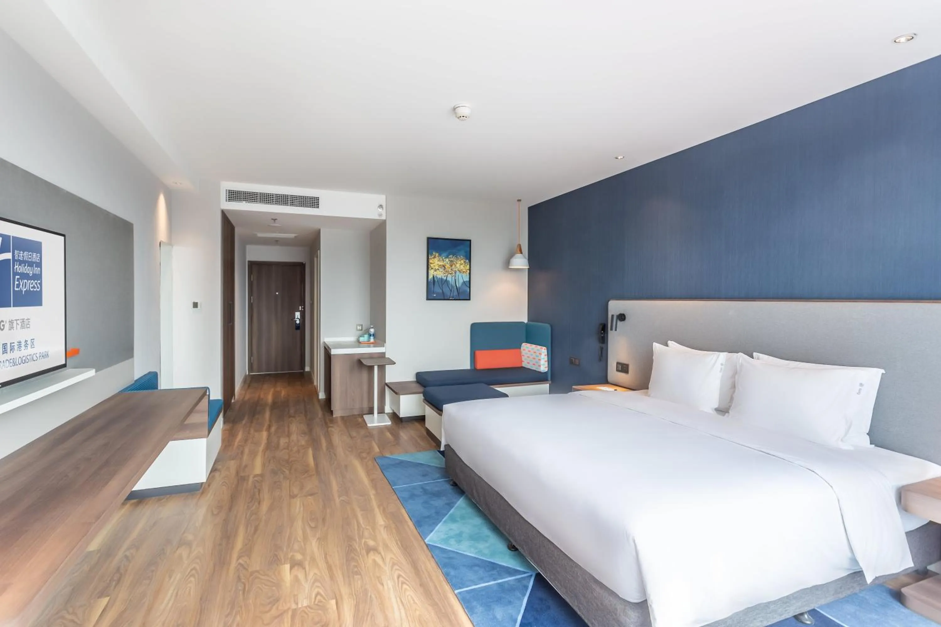 Photo of the whole room, Bed in Holiday Inn Express Xi'an Intl Trade&Logistic Park by IHG