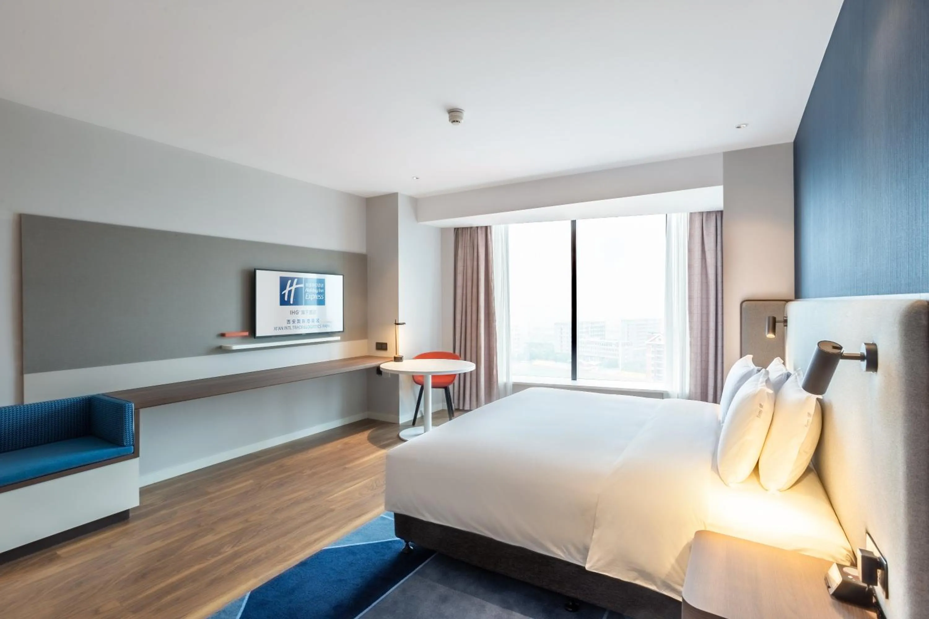 Photo of the whole room, Bed in Holiday Inn Express Xi'an Intl Trade&Logistic Park by IHG