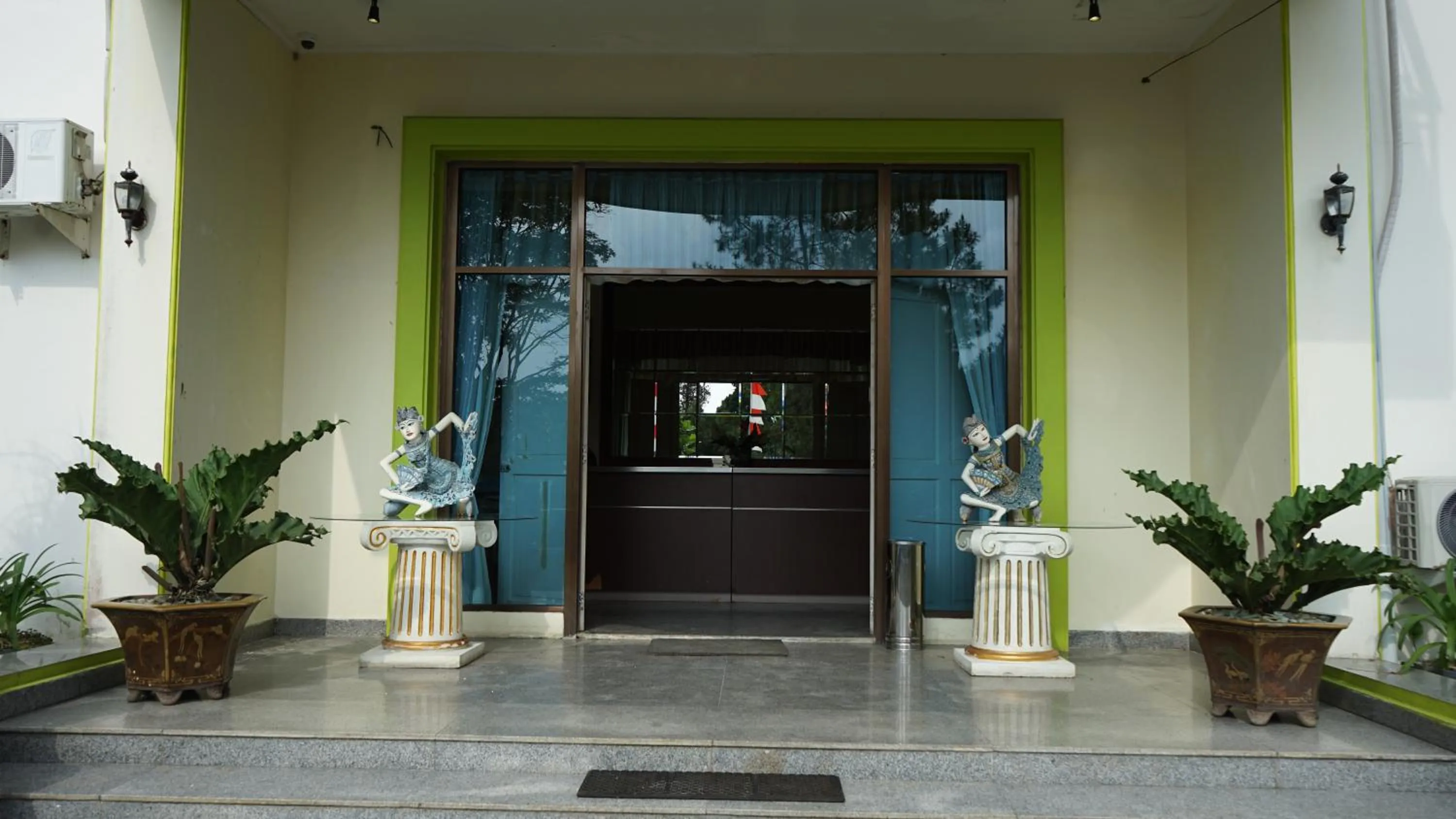 Facade/entrance in BRIA Hotel & Convention