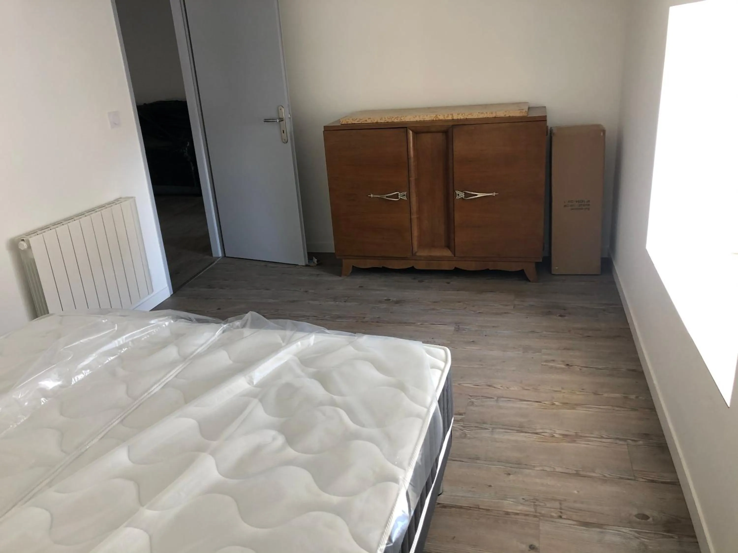 Photo of the whole room, Bed in Chai paulette