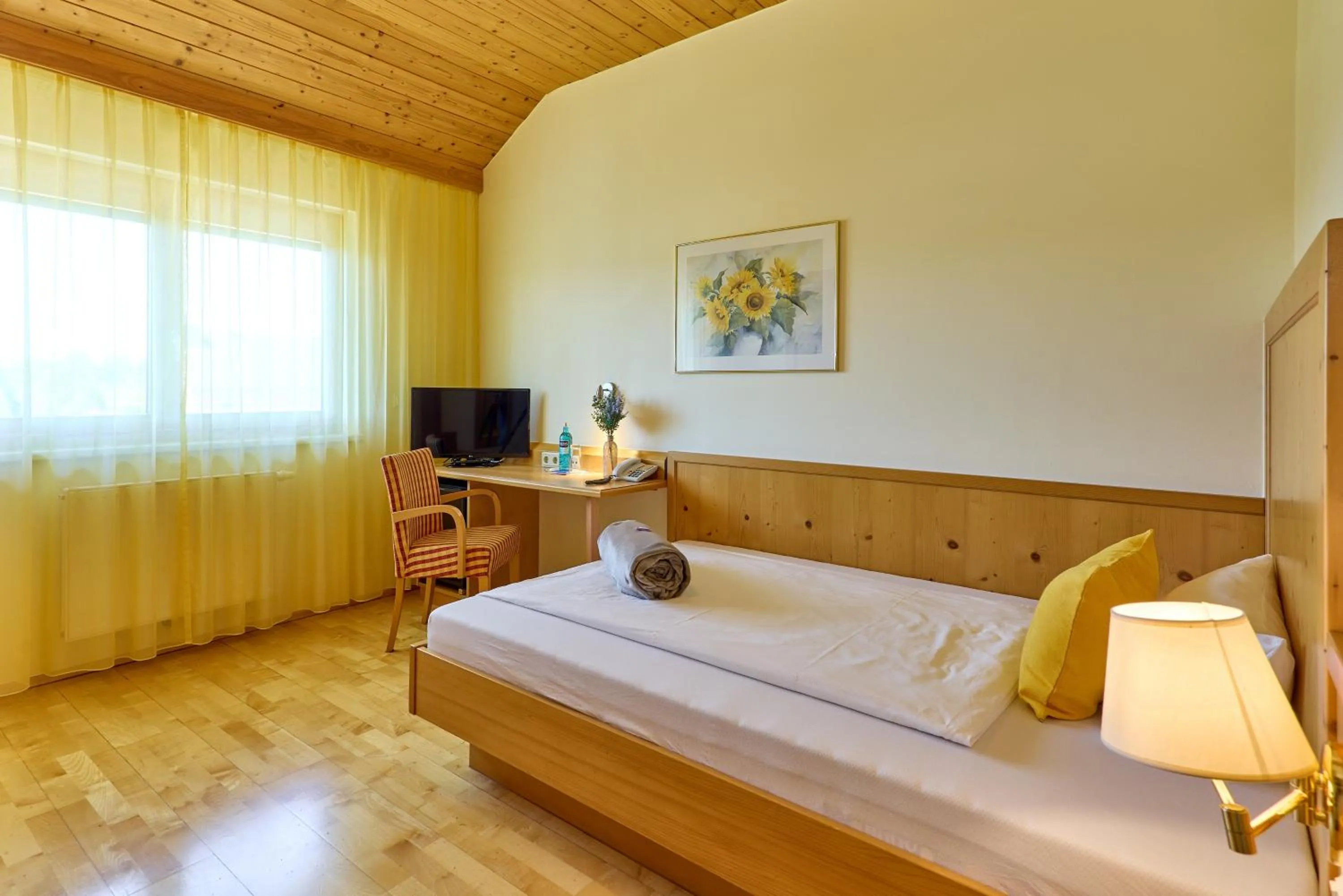 Bedroom, Bed in Airport-Hotel Fortuna