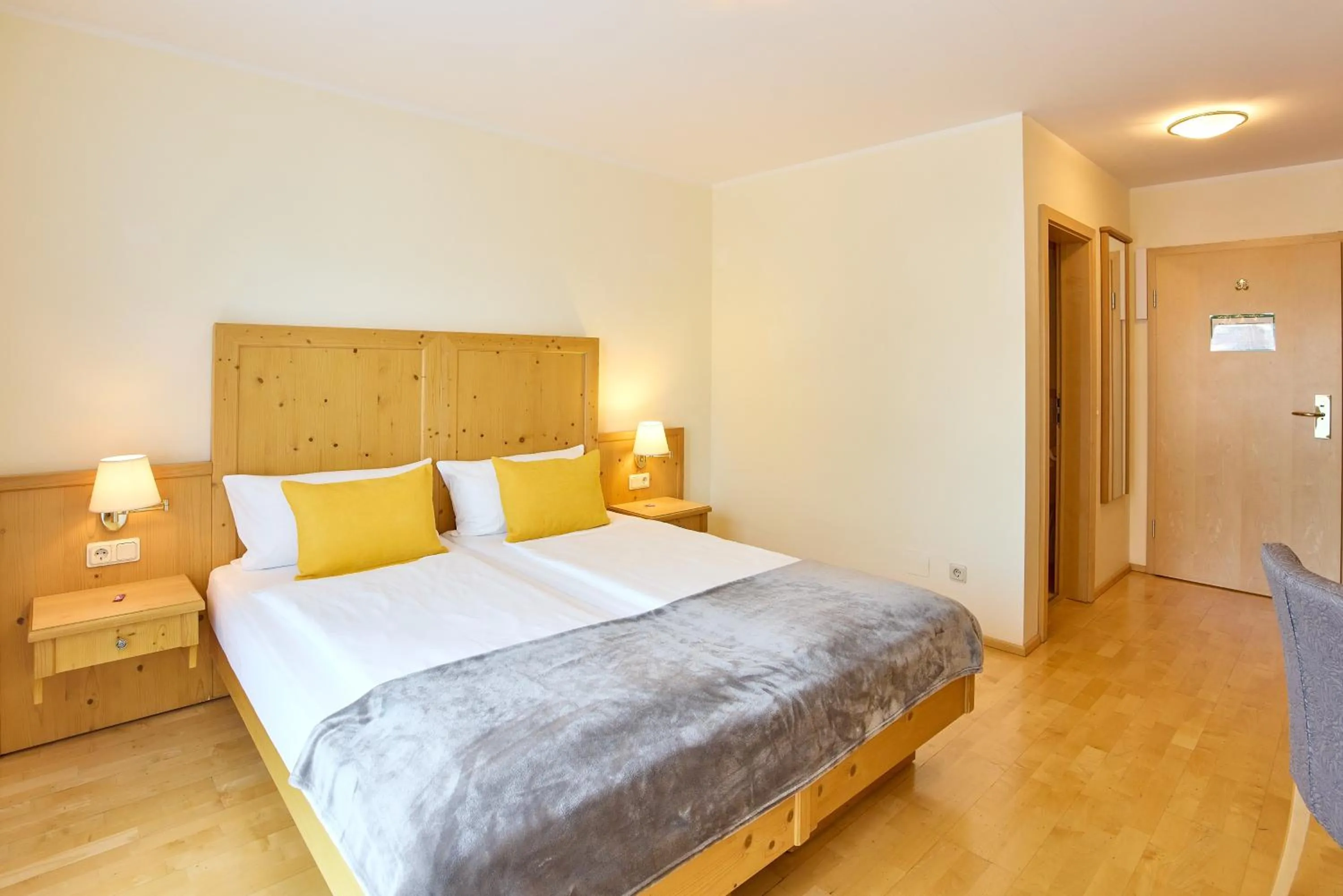 Bedroom, Bed in Airport-Hotel Fortuna