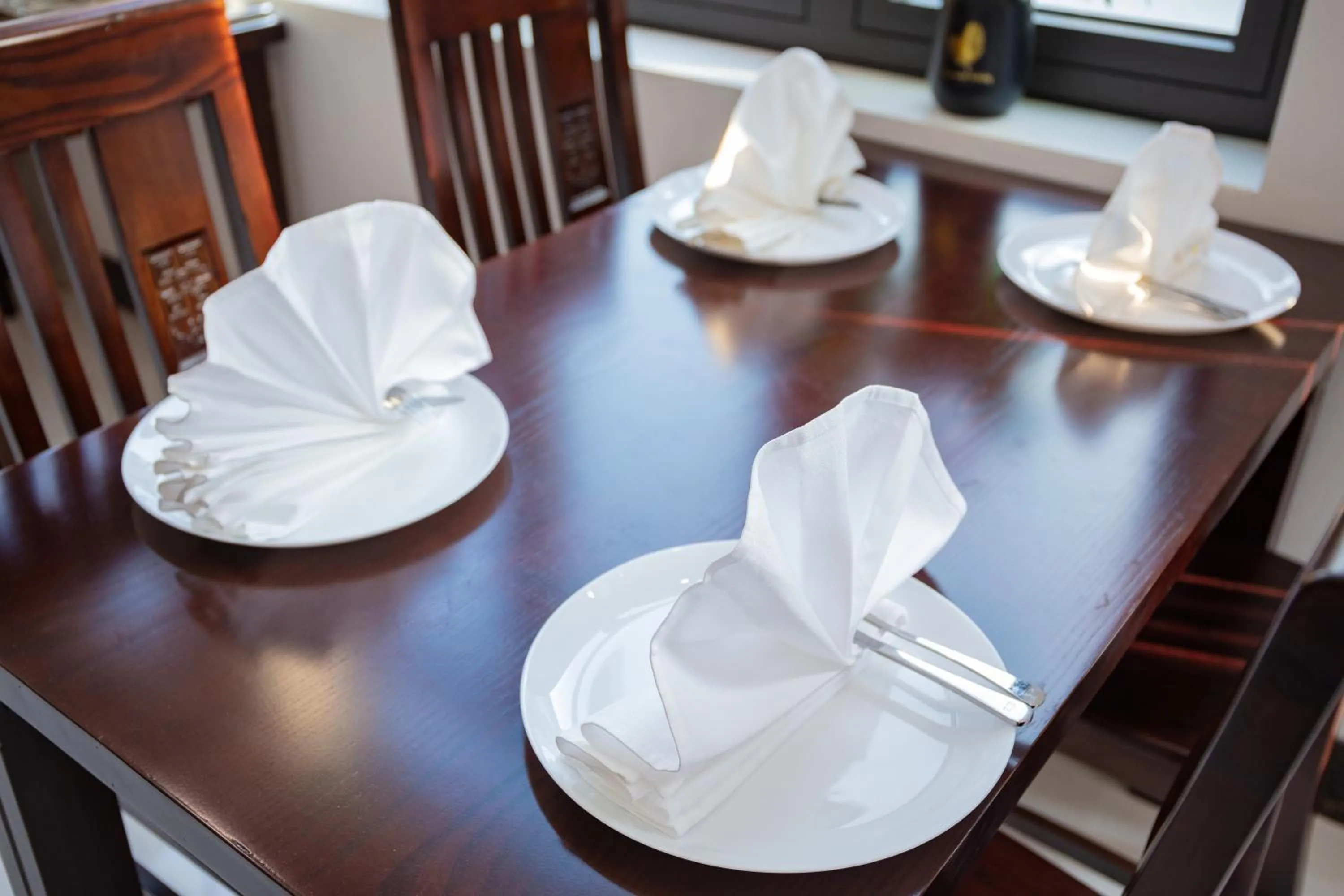 Restaurant/places to eat in Airport Classic Hotel & Travel