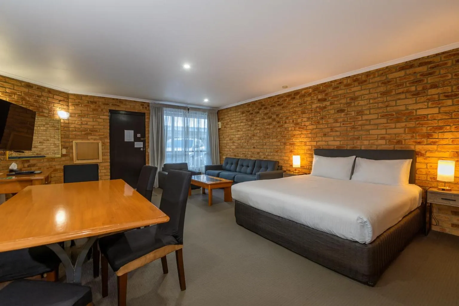 Communal lounge/ TV room, Bed in Wonthaggi Motel