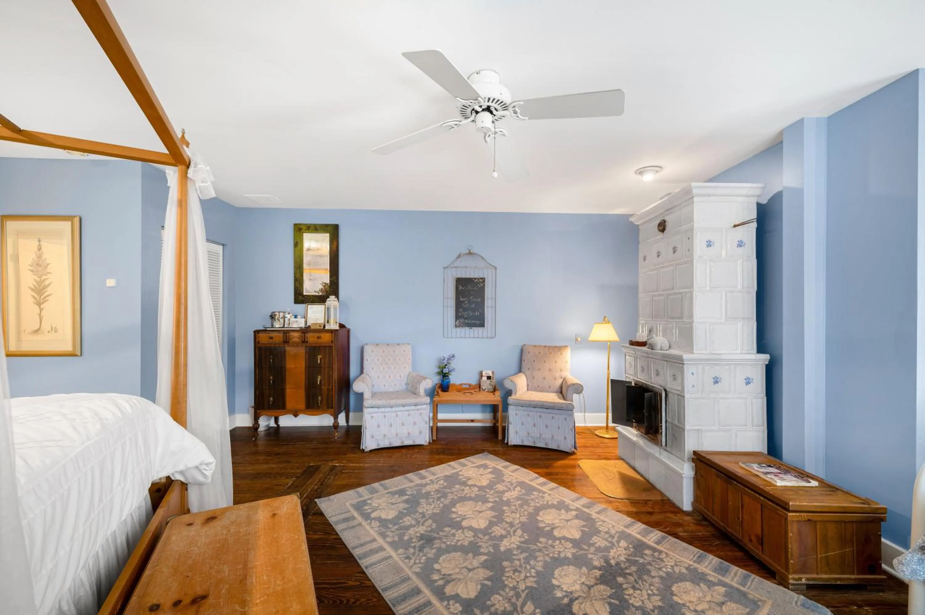 Bed in The Inn at Union Pier