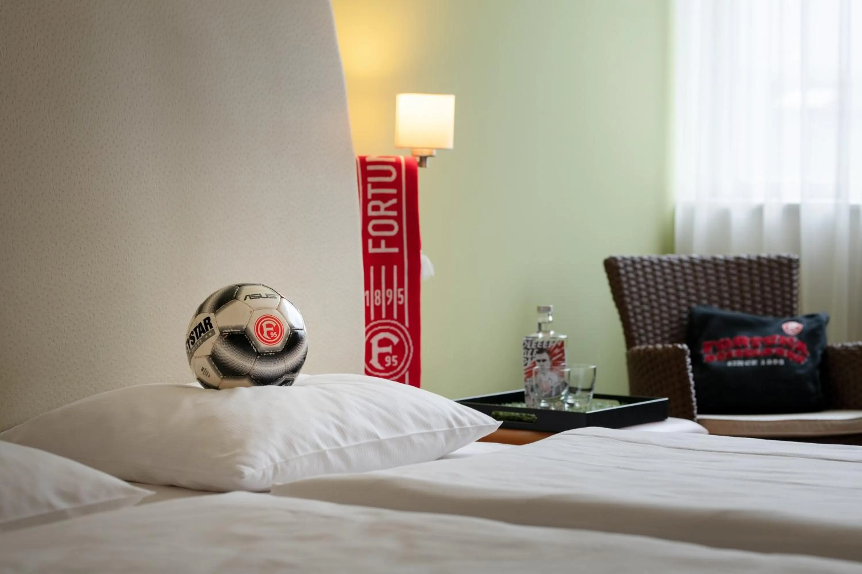 Bed in Tulip Inn Hotel Düsseldorf Arena - 2 Minuten Fußweg zur Messe