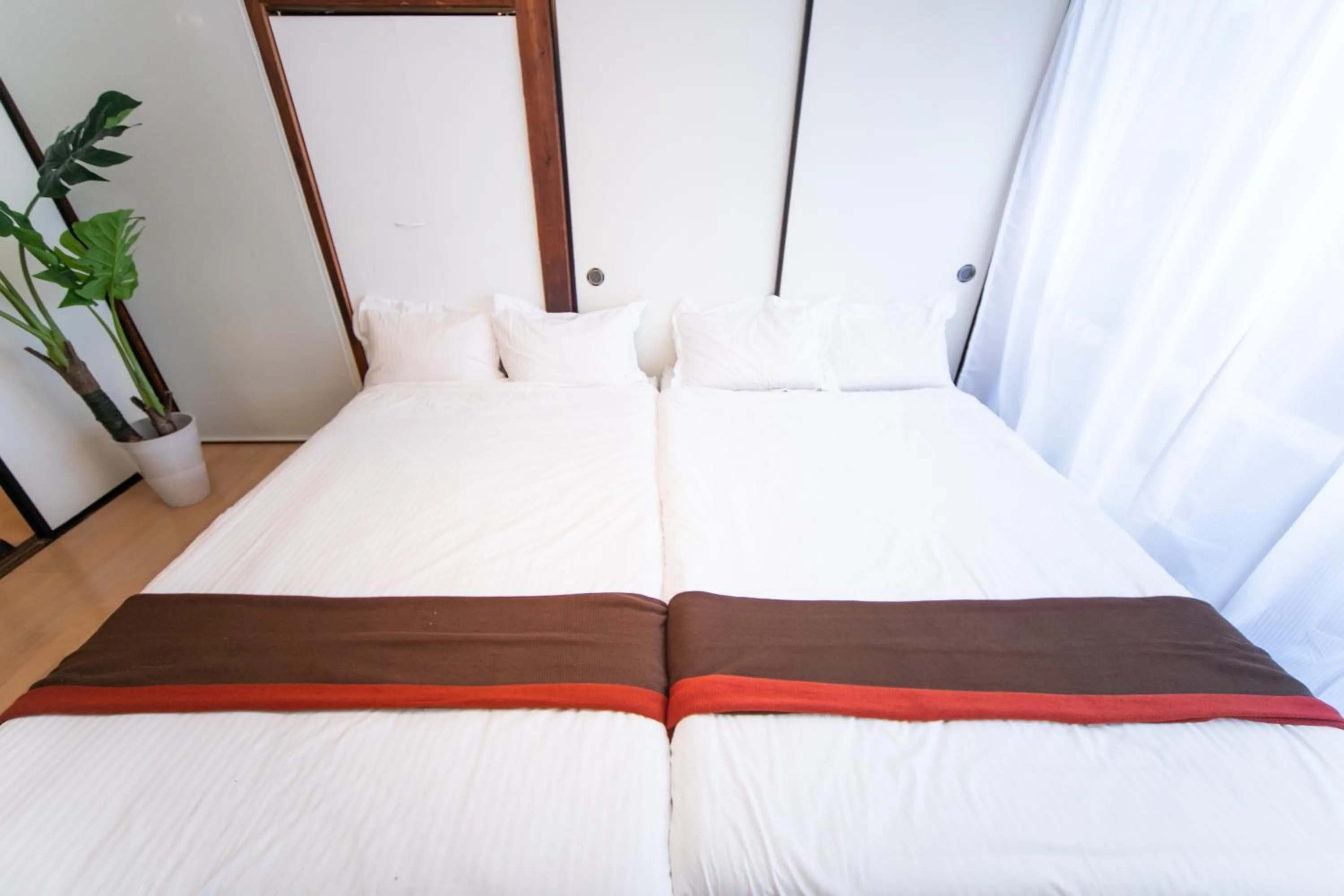 Bed in Yokkaichi Nishishinchi Hotel