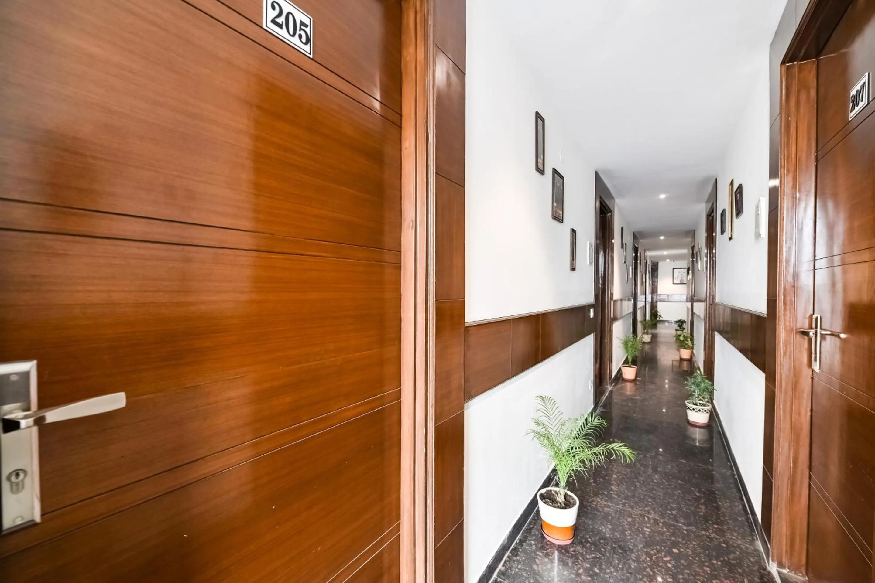 Lobby or reception in OYO White Rose Wallon Hotel Near Qutab Minar Metro Station