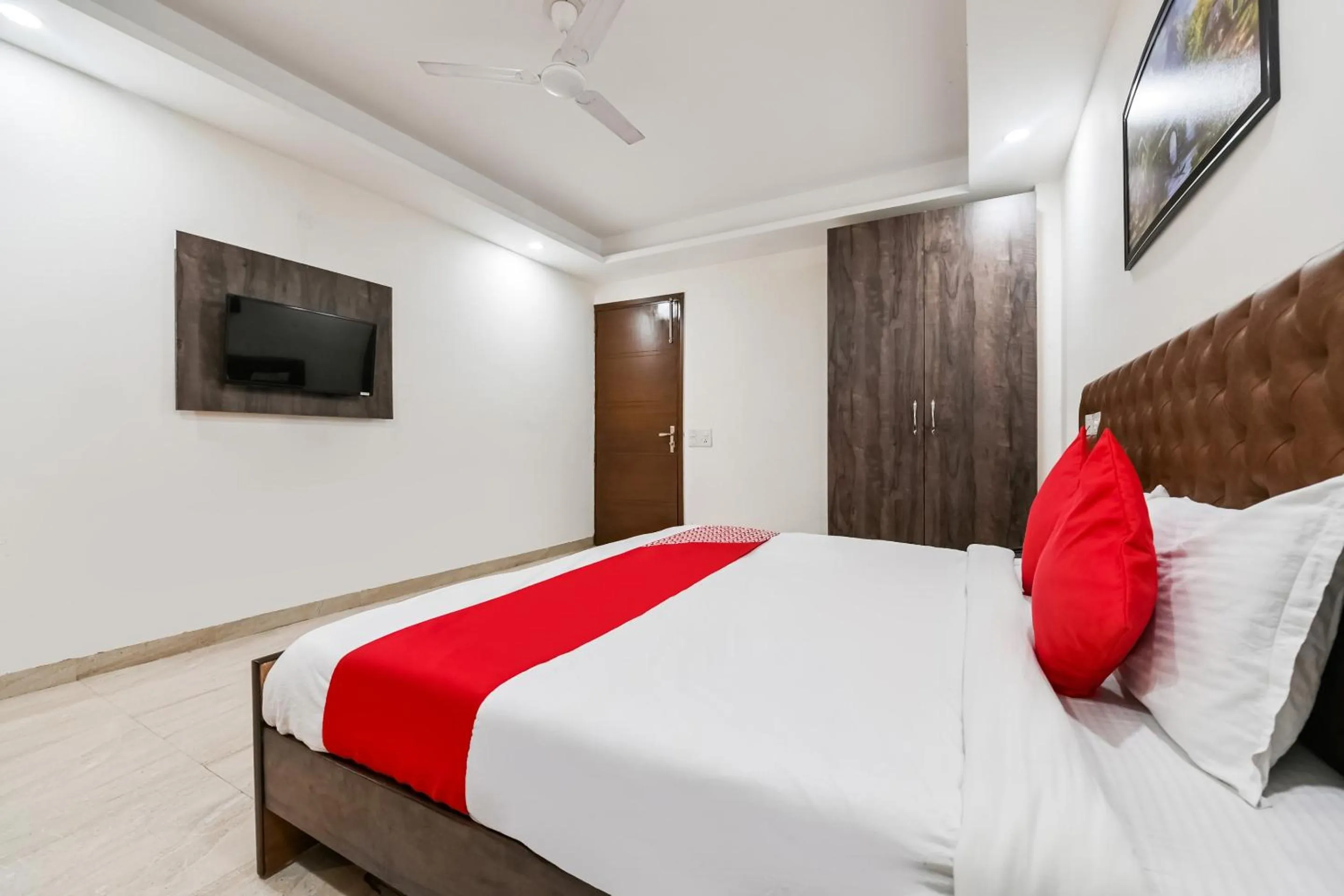 Bedroom, Bed in Hotel O Premium Rooms Chhatarpur