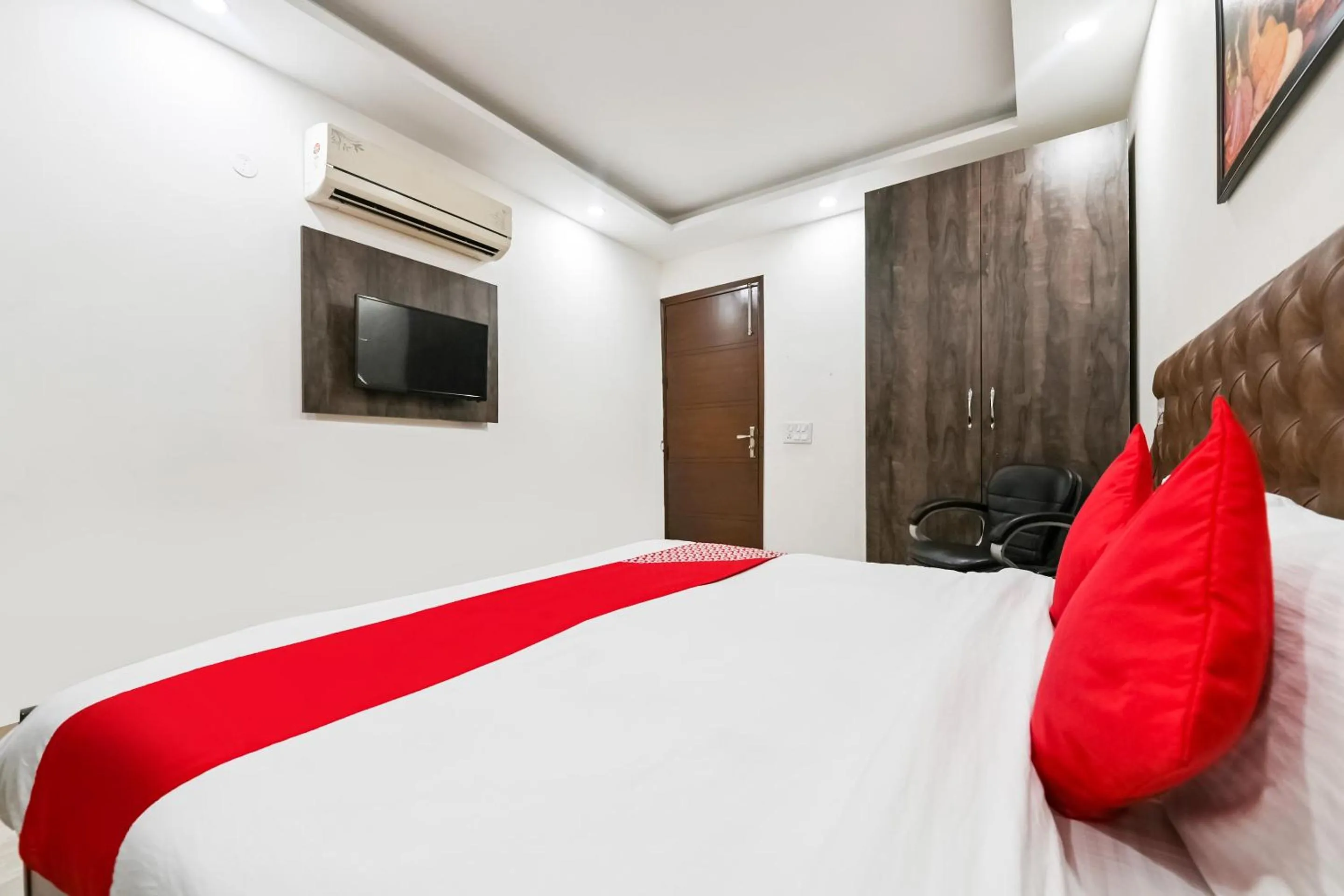 Bedroom in OYO White Rose Wallon Hotel Near Qutab Minar Metro Station
