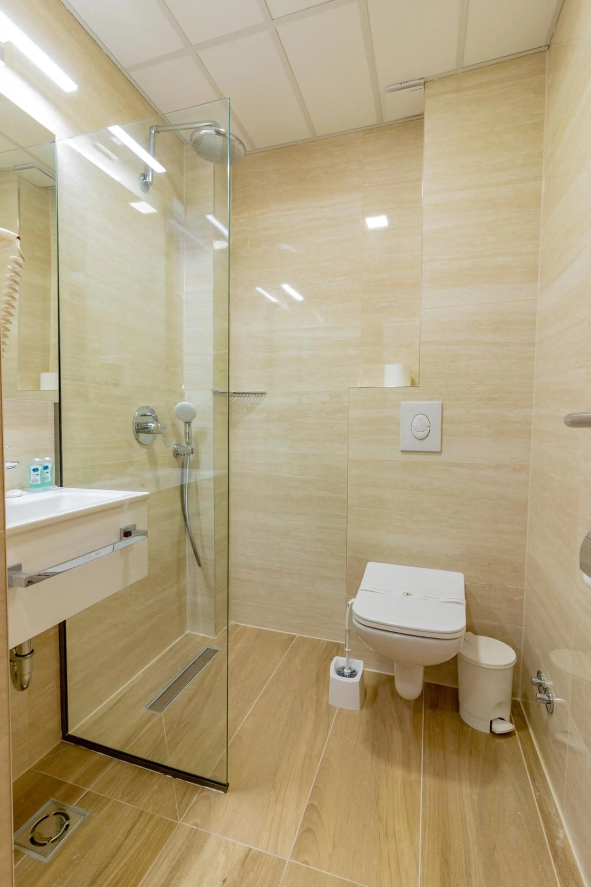 Bathroom in Lago Hotel