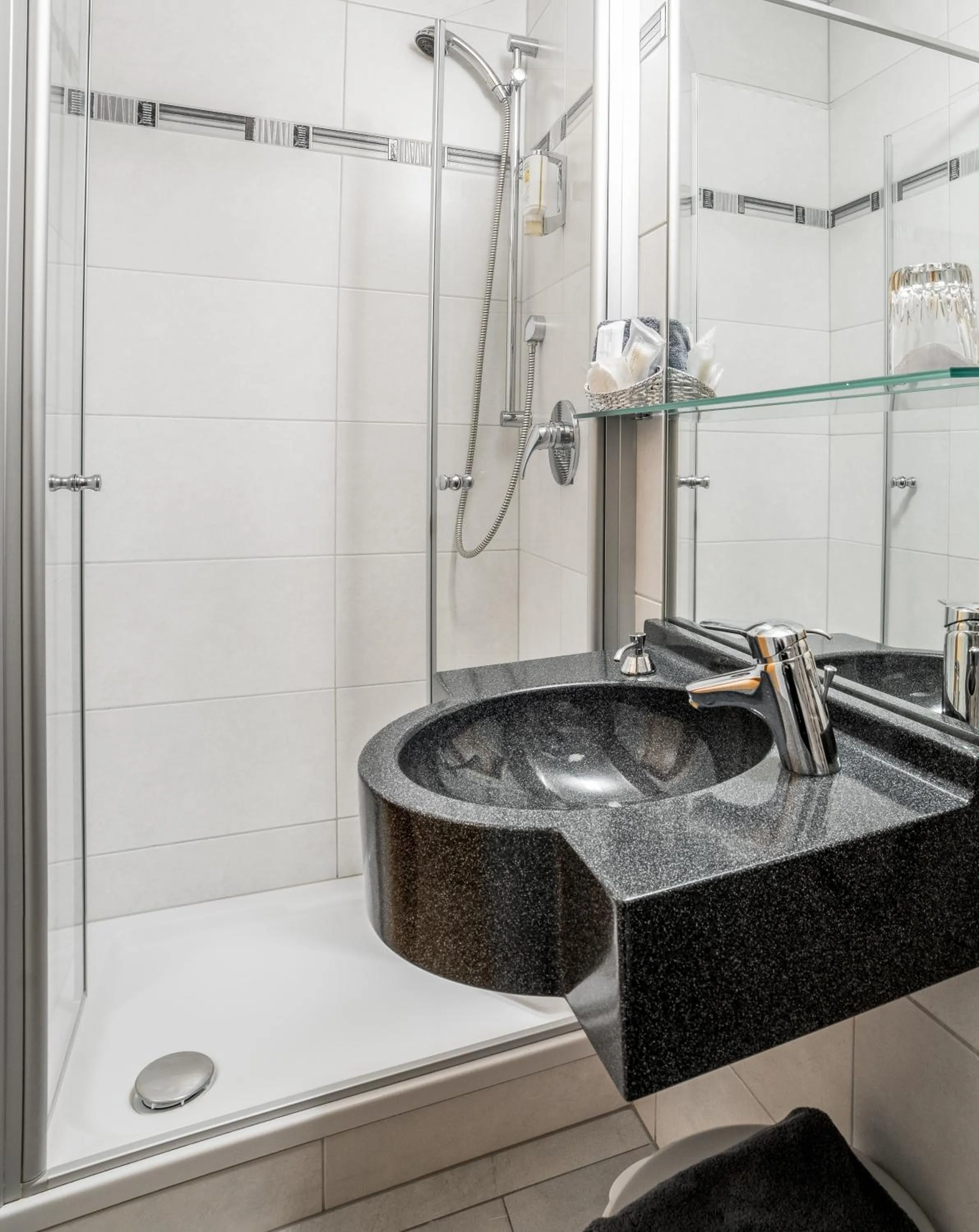 Shower in Hotel Spitzberg Garni