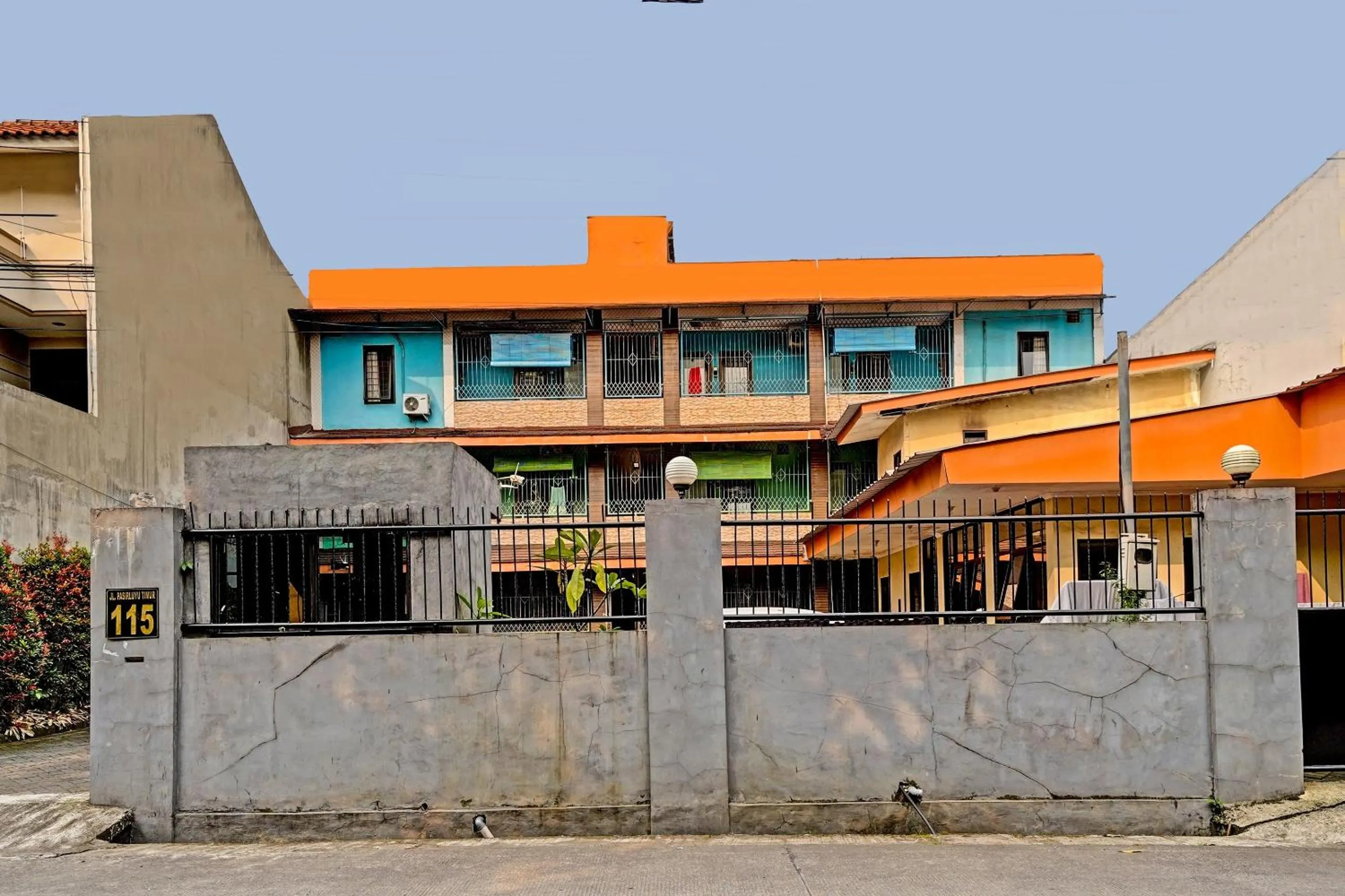 Facade/entrance in OYO 91547 Graha Hermawan Guest House Syariah