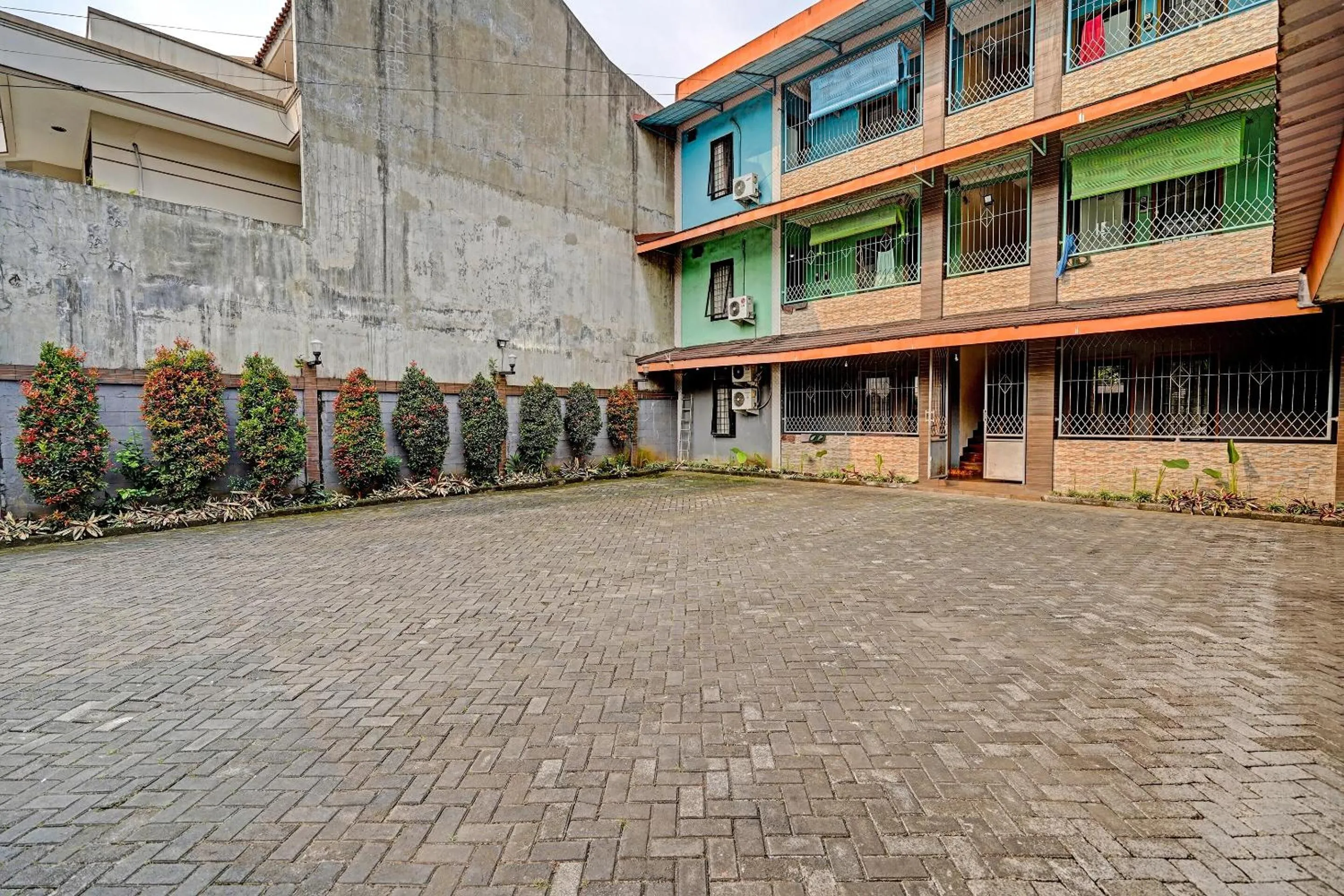 Facade/entrance in OYO 91547 Graha Hermawan Guest House Syariah