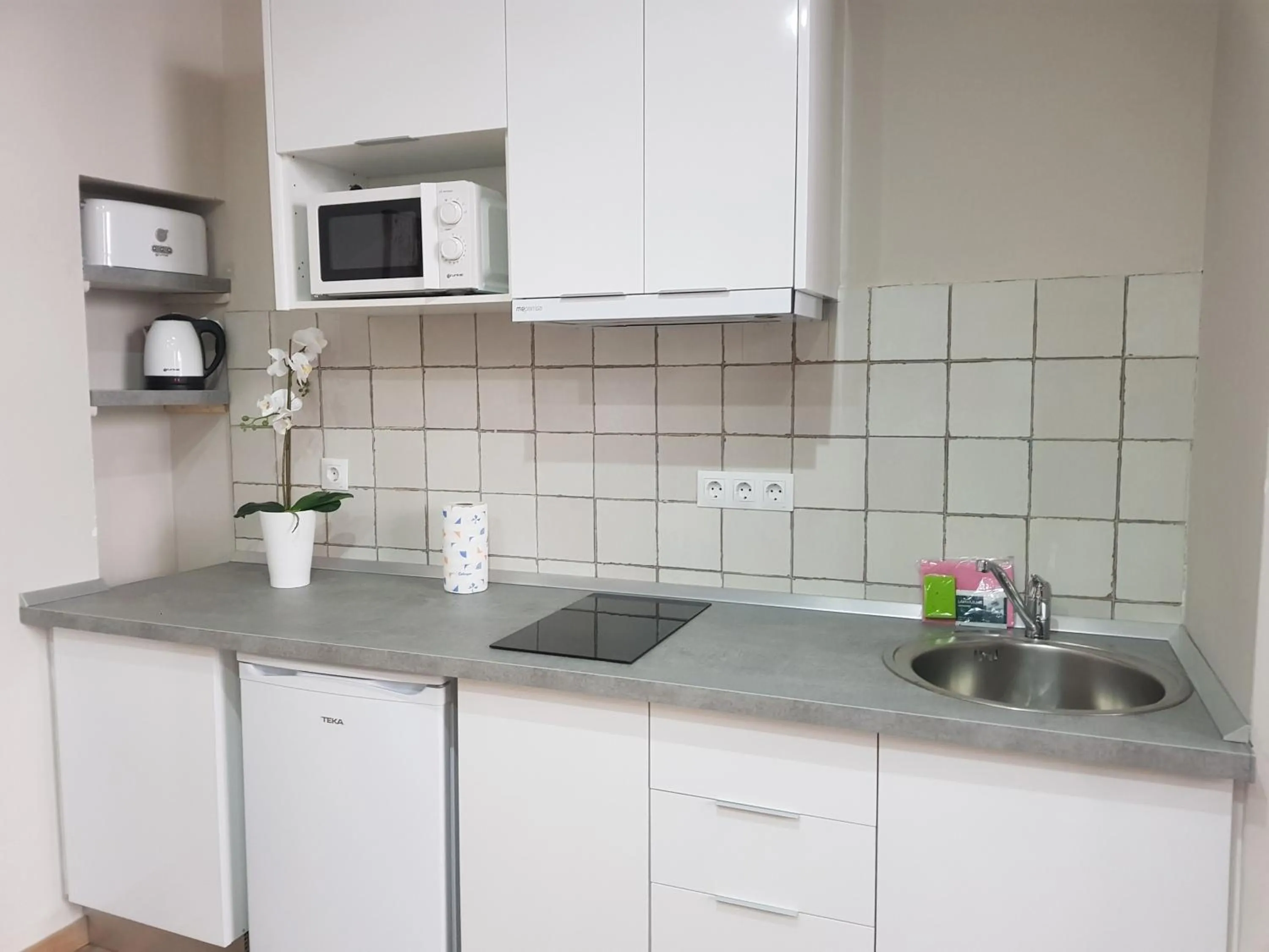 Kitchen or kitchenette in Apartamentos Alhambra Granada 3000