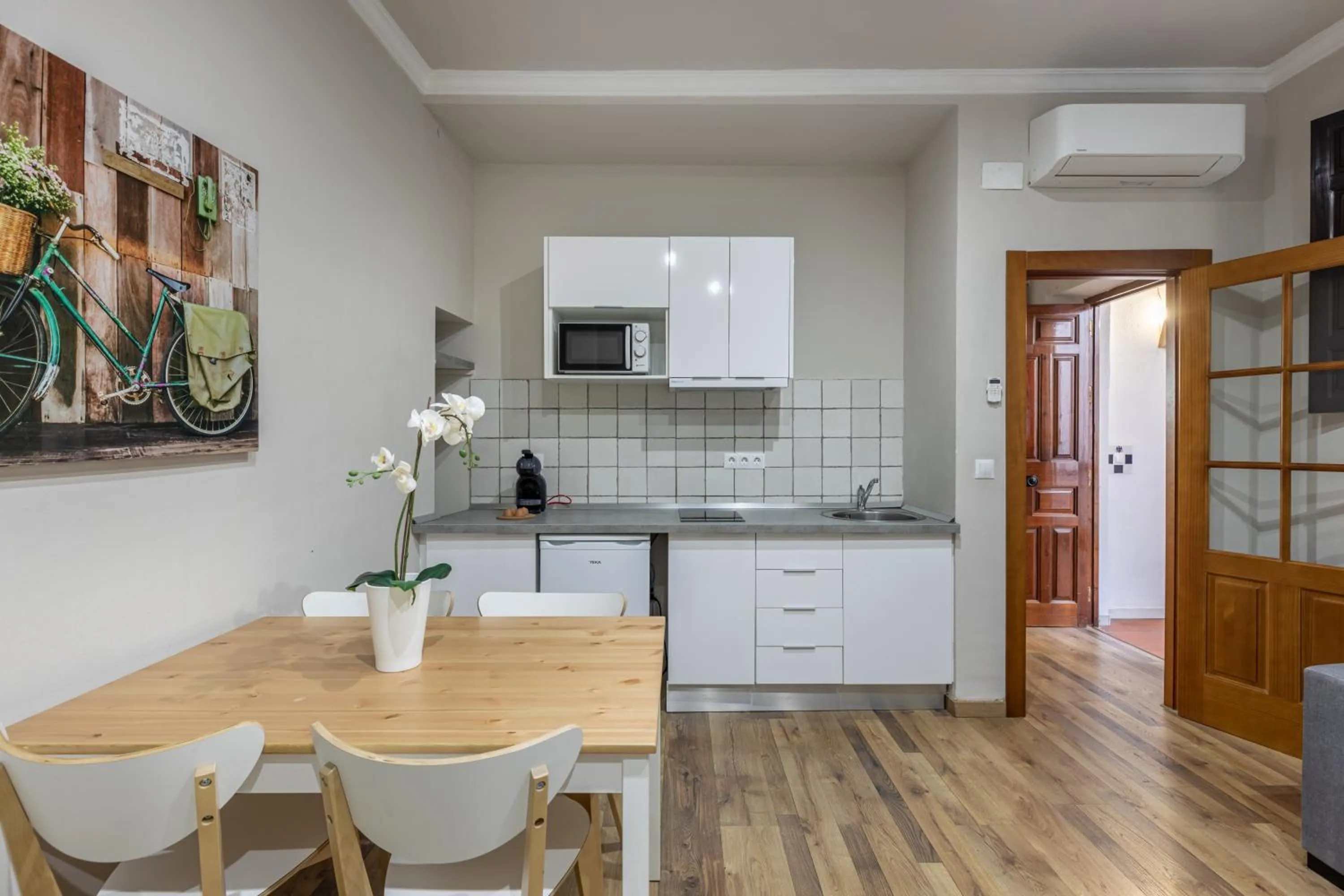 Kitchen or kitchenette in Apartamentos Alhambra Granada 3000