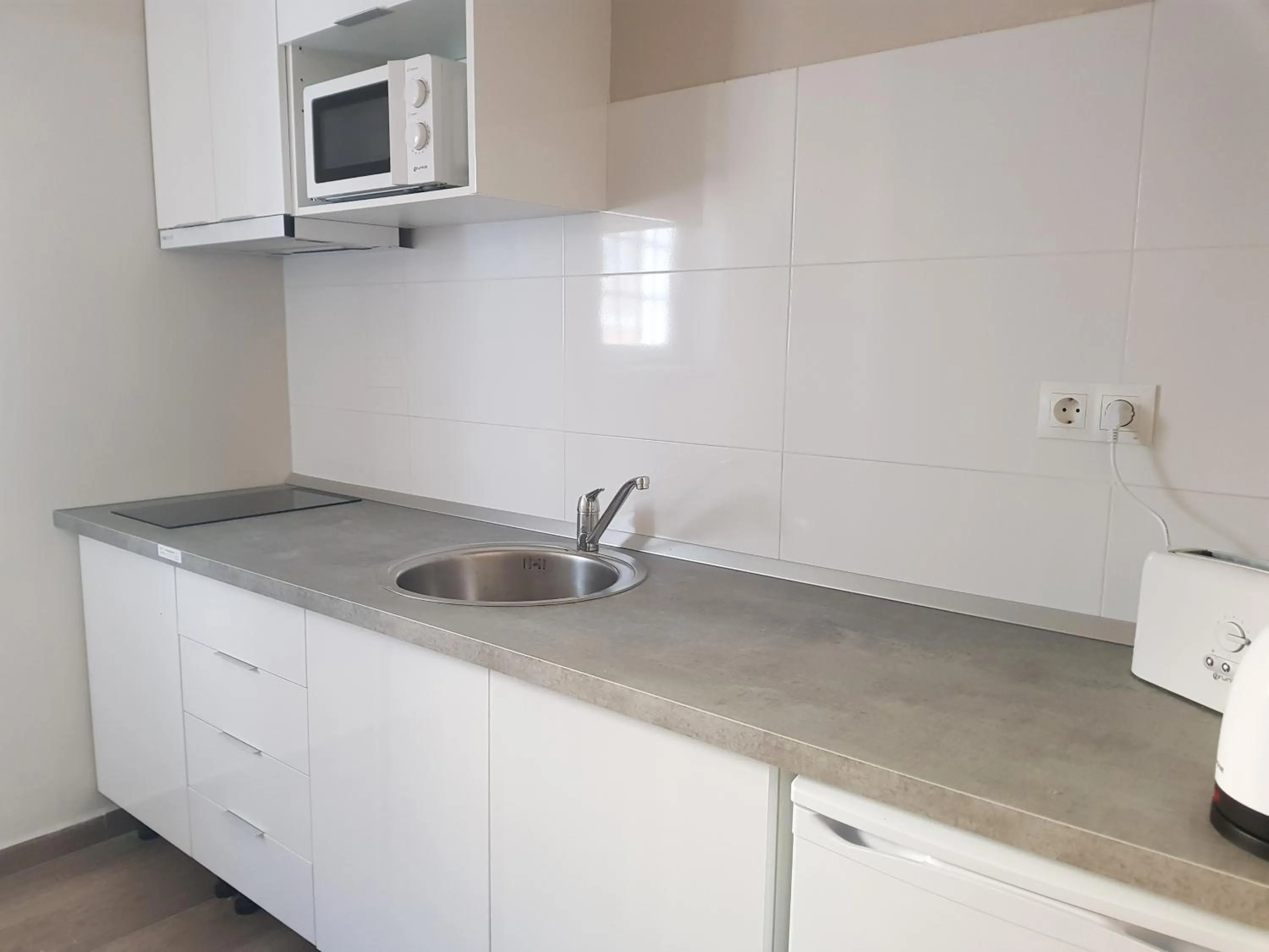 Kitchen or kitchenette in Apartamentos Alhambra Granada 3000