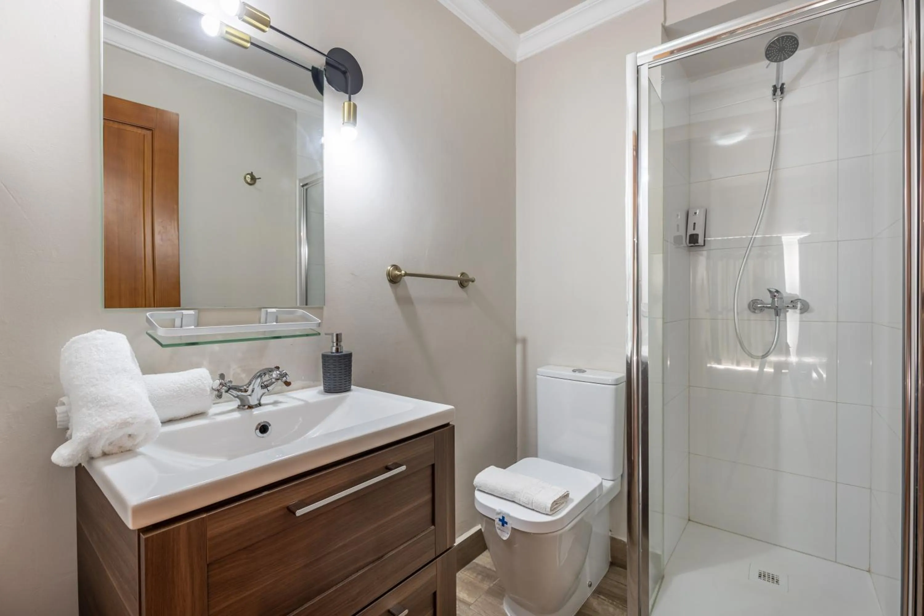 Bathroom in Apartamentos Alhambra Granada 3000