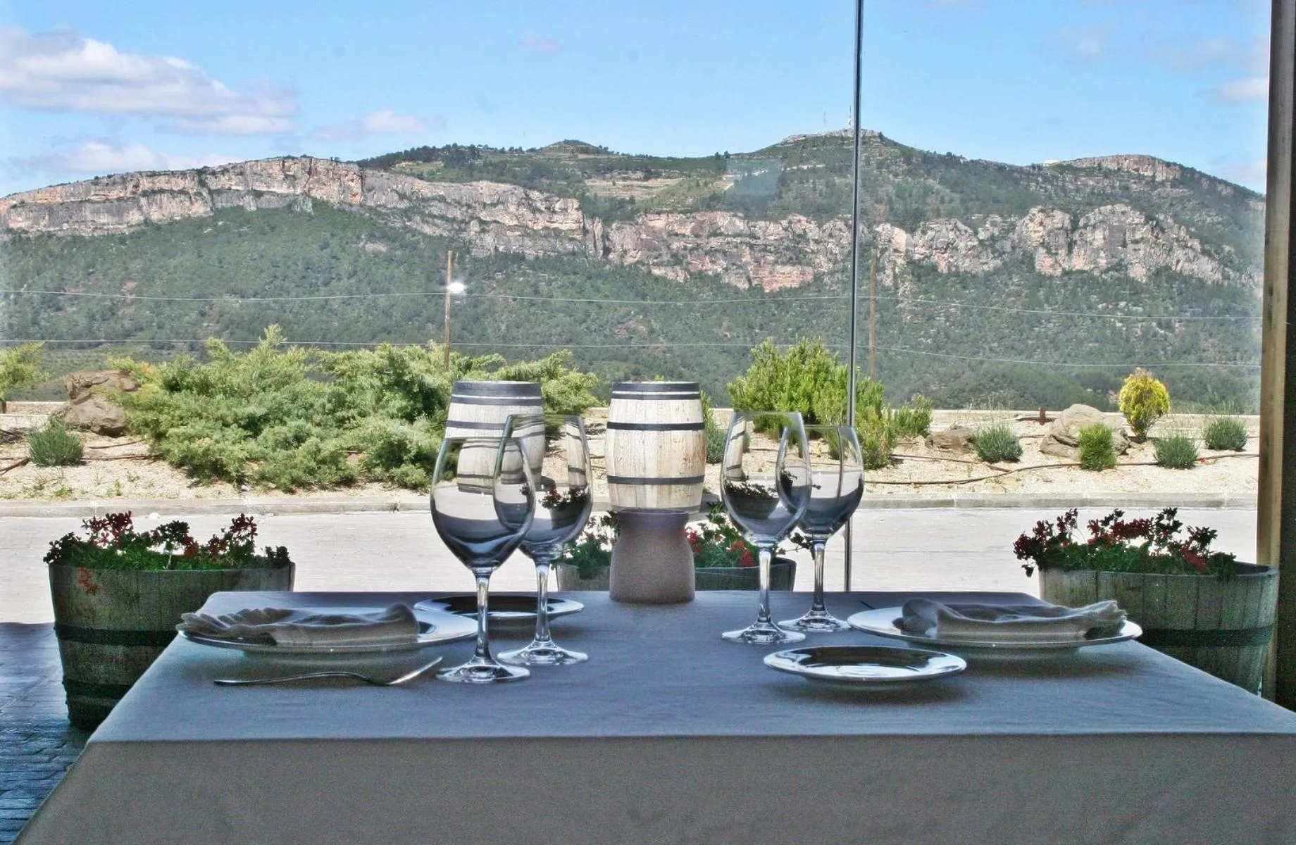 Restaurant/places to eat in Buil & Gine Wine Hotel