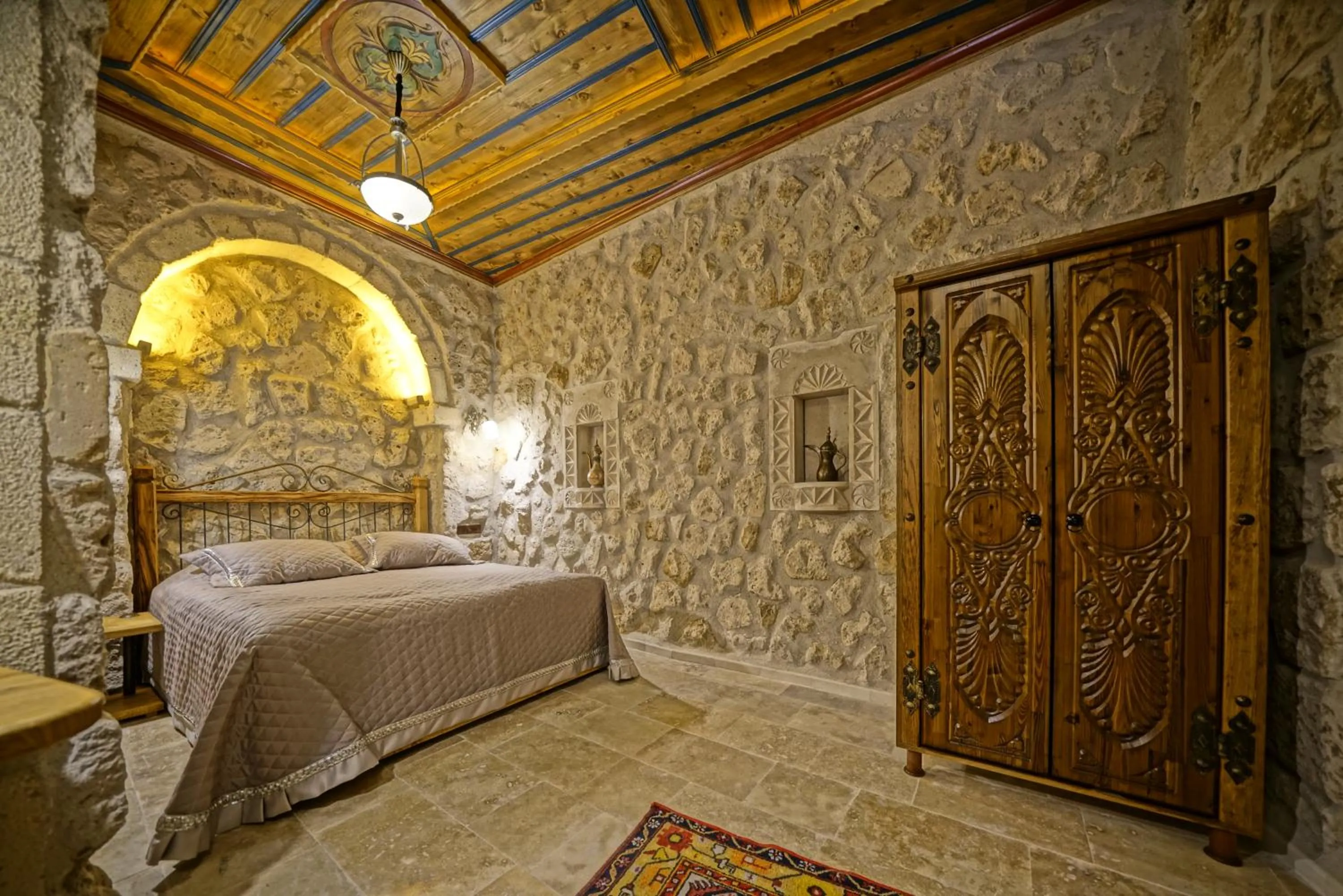 Photo of the whole room, Bed in Cappadocia Cave Lodge