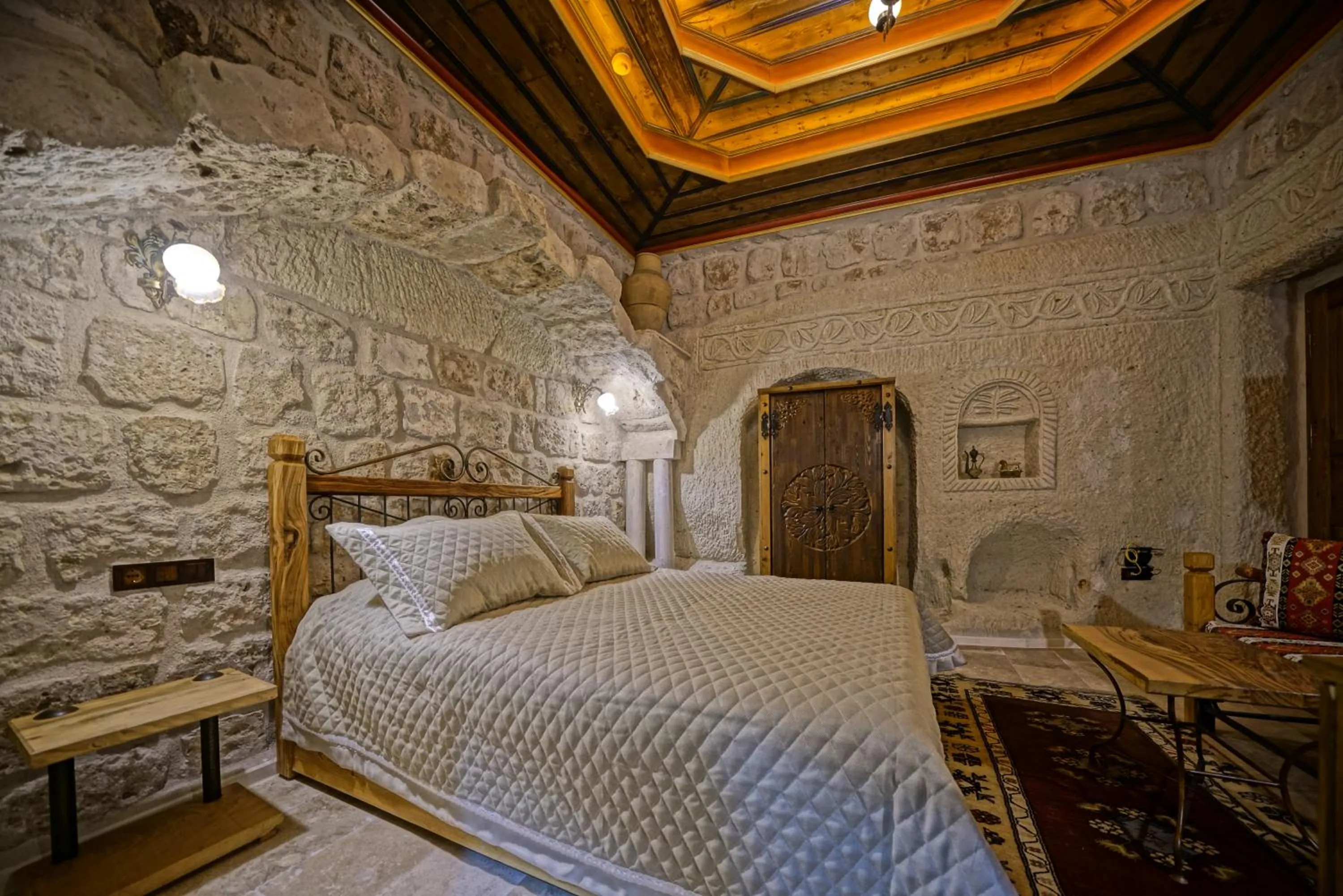 Photo of the whole room, Bed in Cappadocia Cave Lodge