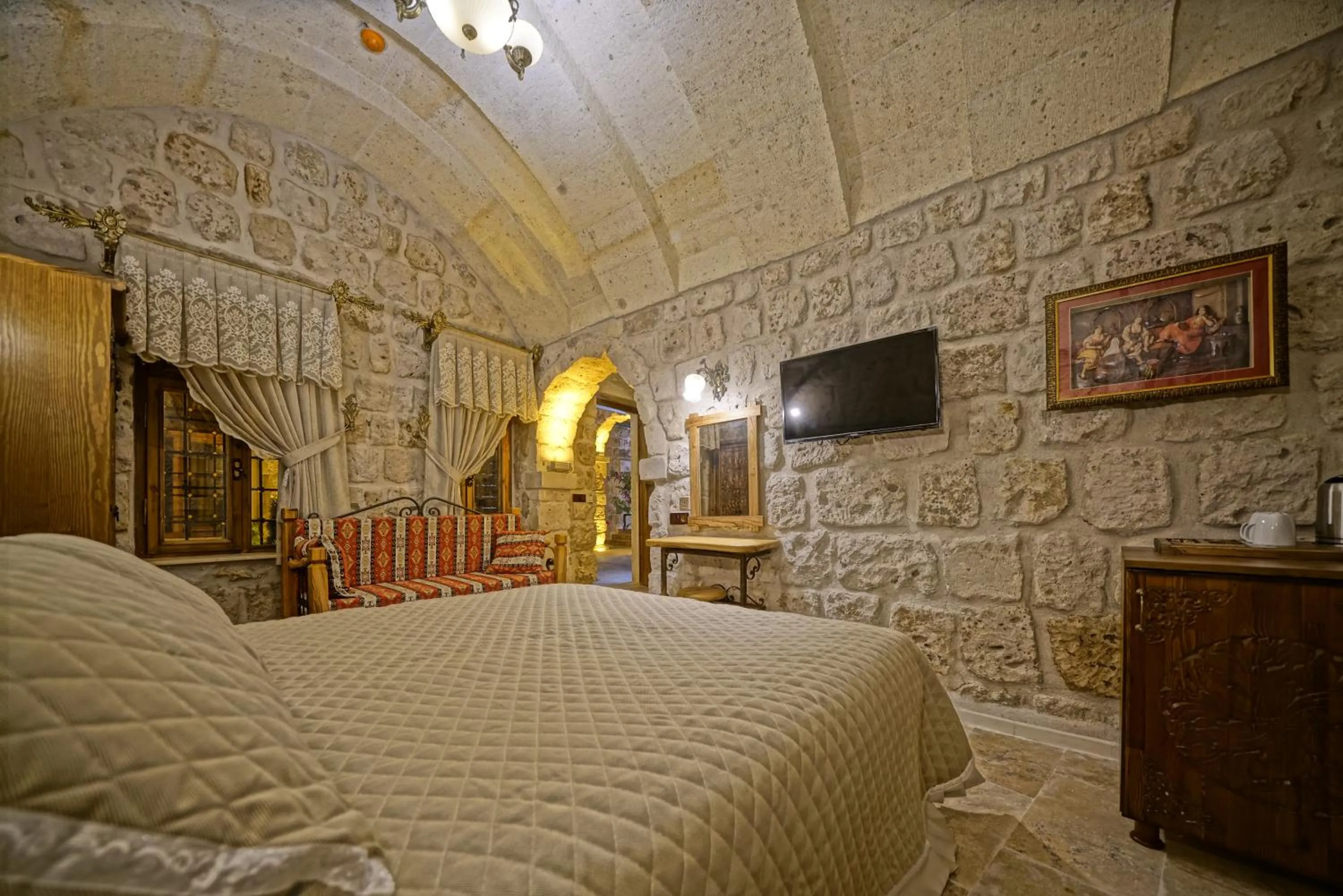 Photo of the whole room, Bed in Cappadocia Cave Lodge
