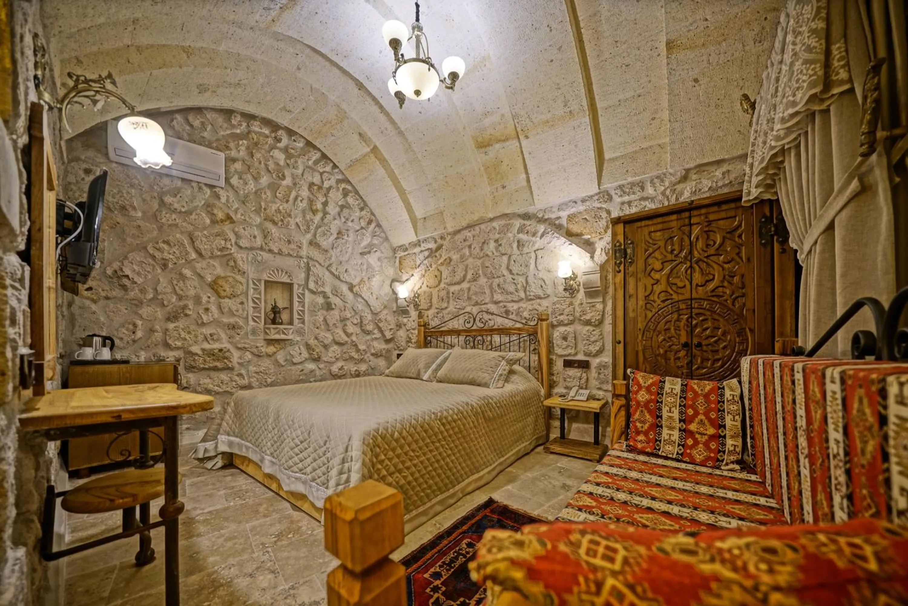 Coffee/tea facilities, Bed in Cappadocia Cave Lodge