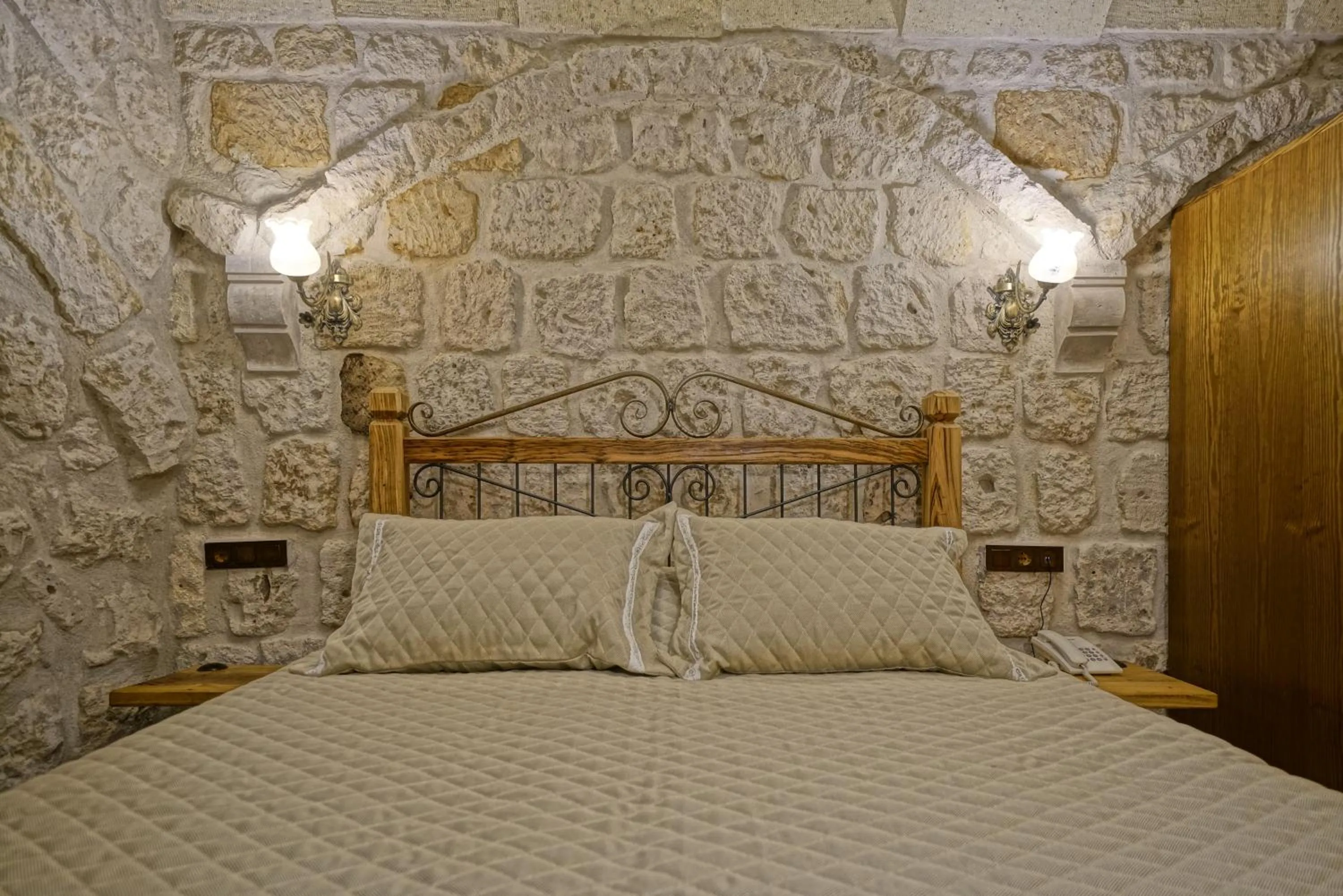 Photo of the whole room, Bed in Cappadocia Cave Lodge