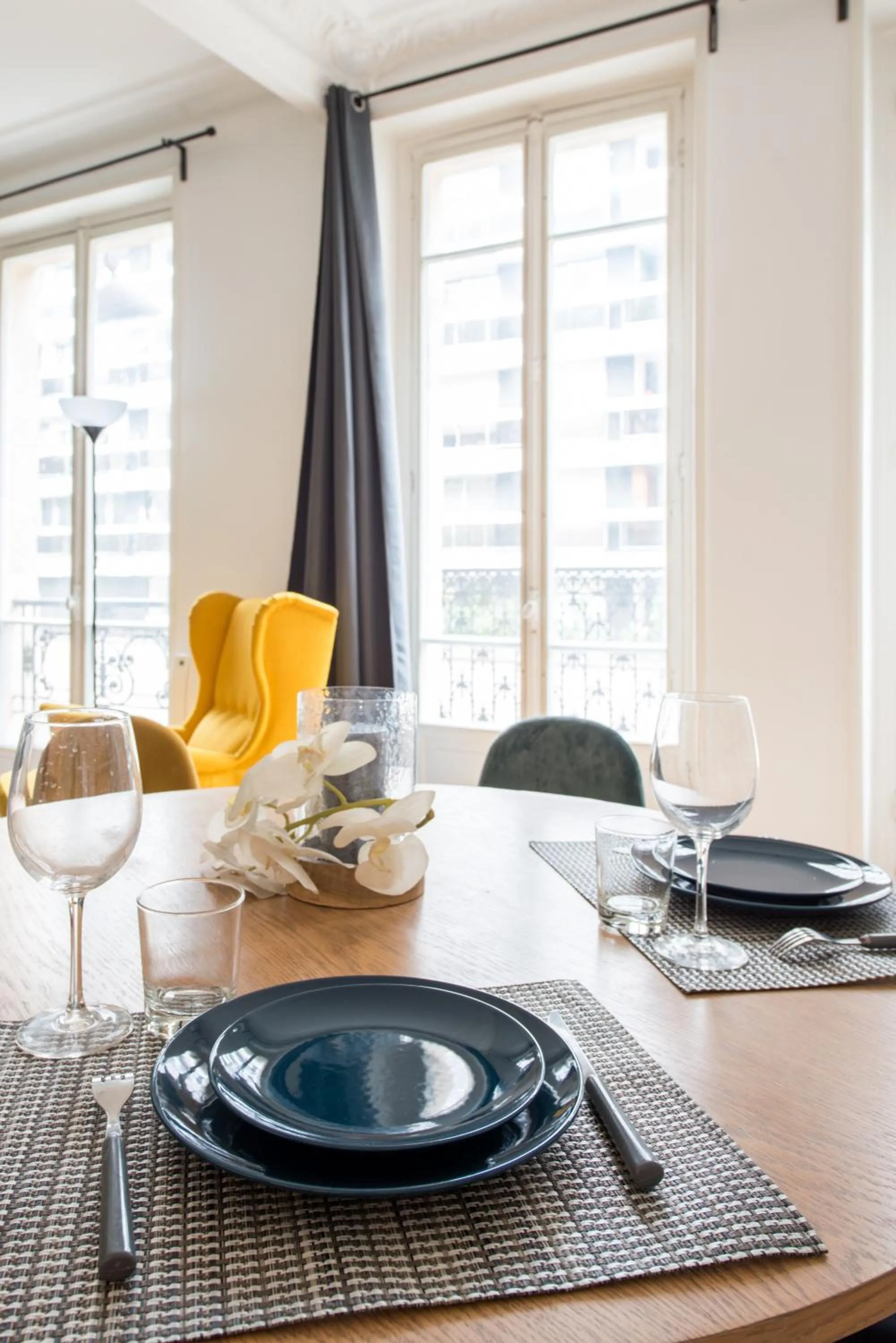 Dining area in 2 BR Appartement Near Tour Eiffel & Trocadéro