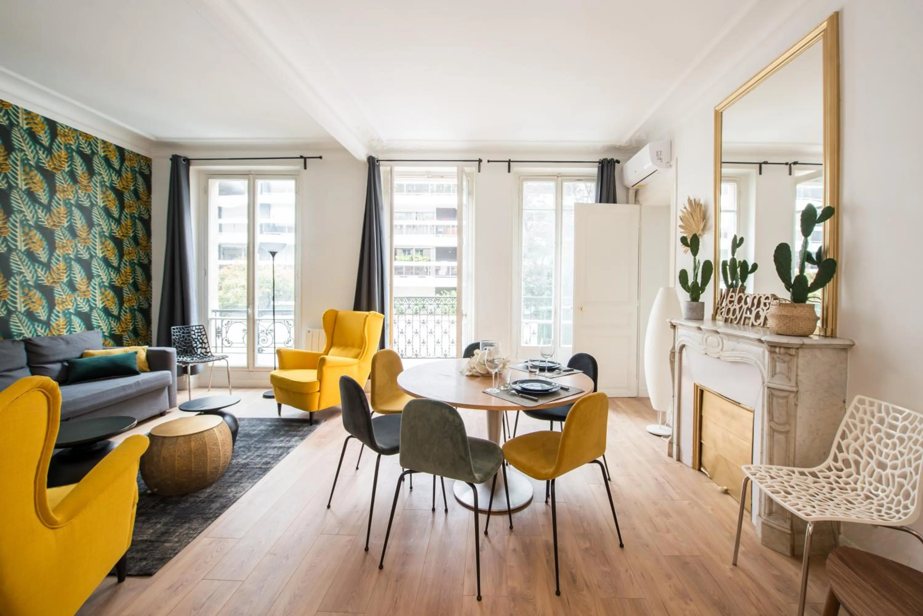 Living room in 2 BR Appartement Near Tour Eiffel & Trocadéro