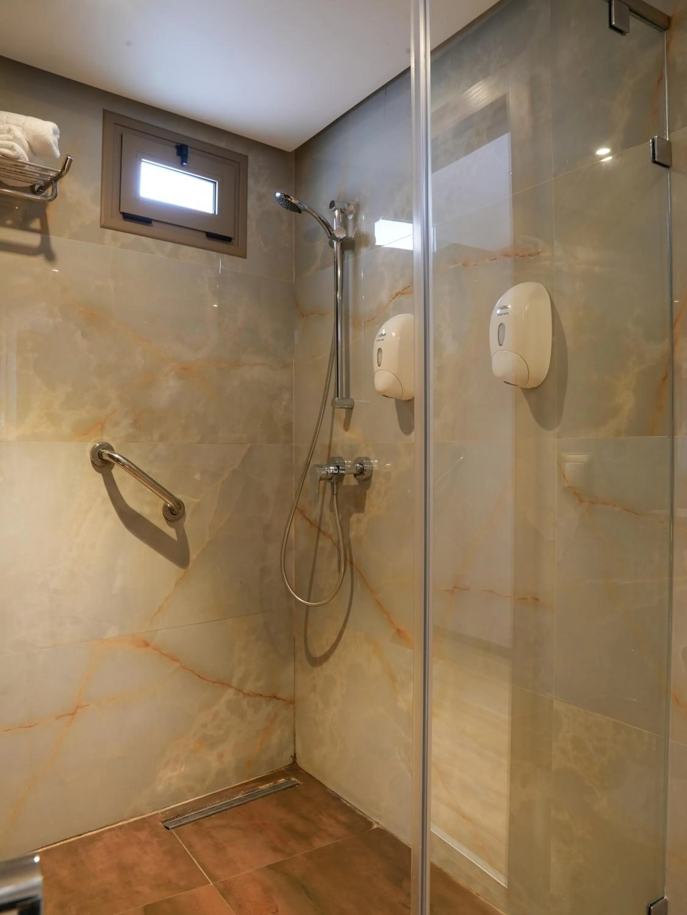 Shower in First Suites Hôtel