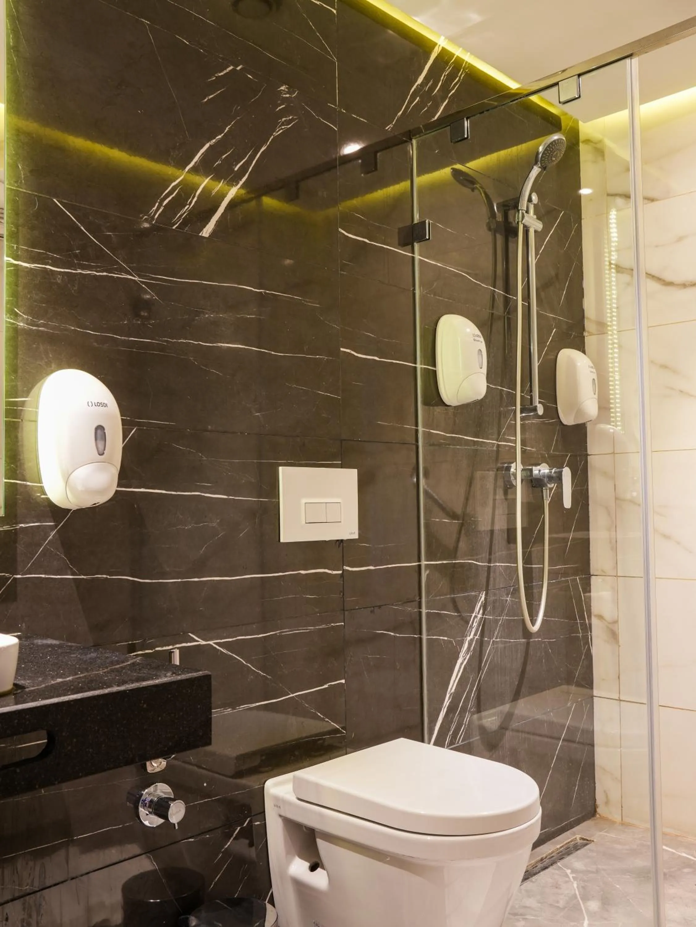 Bathroom in First Suites Hôtel