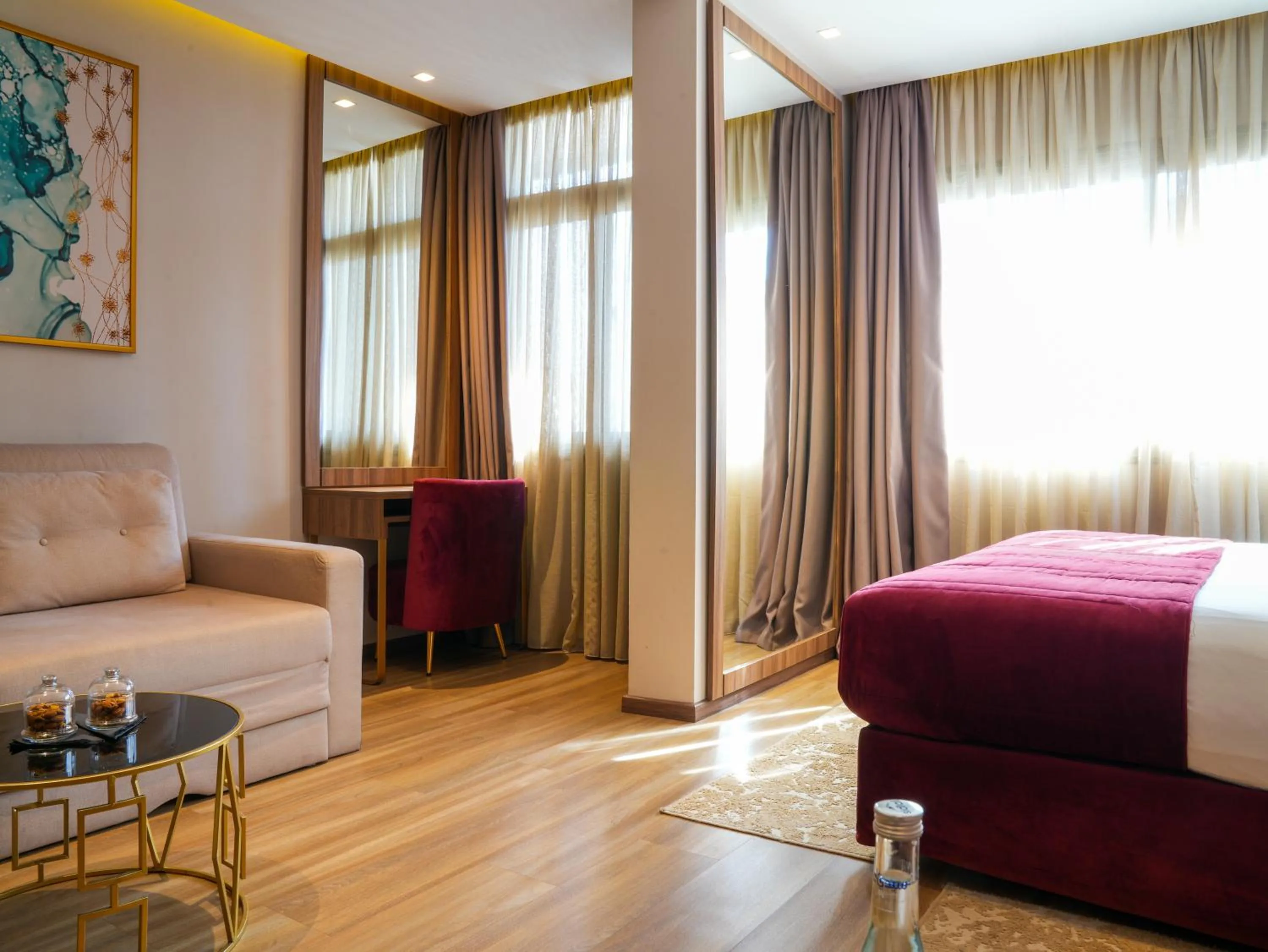 Photo of the whole room, Bed in First Suites Hôtel