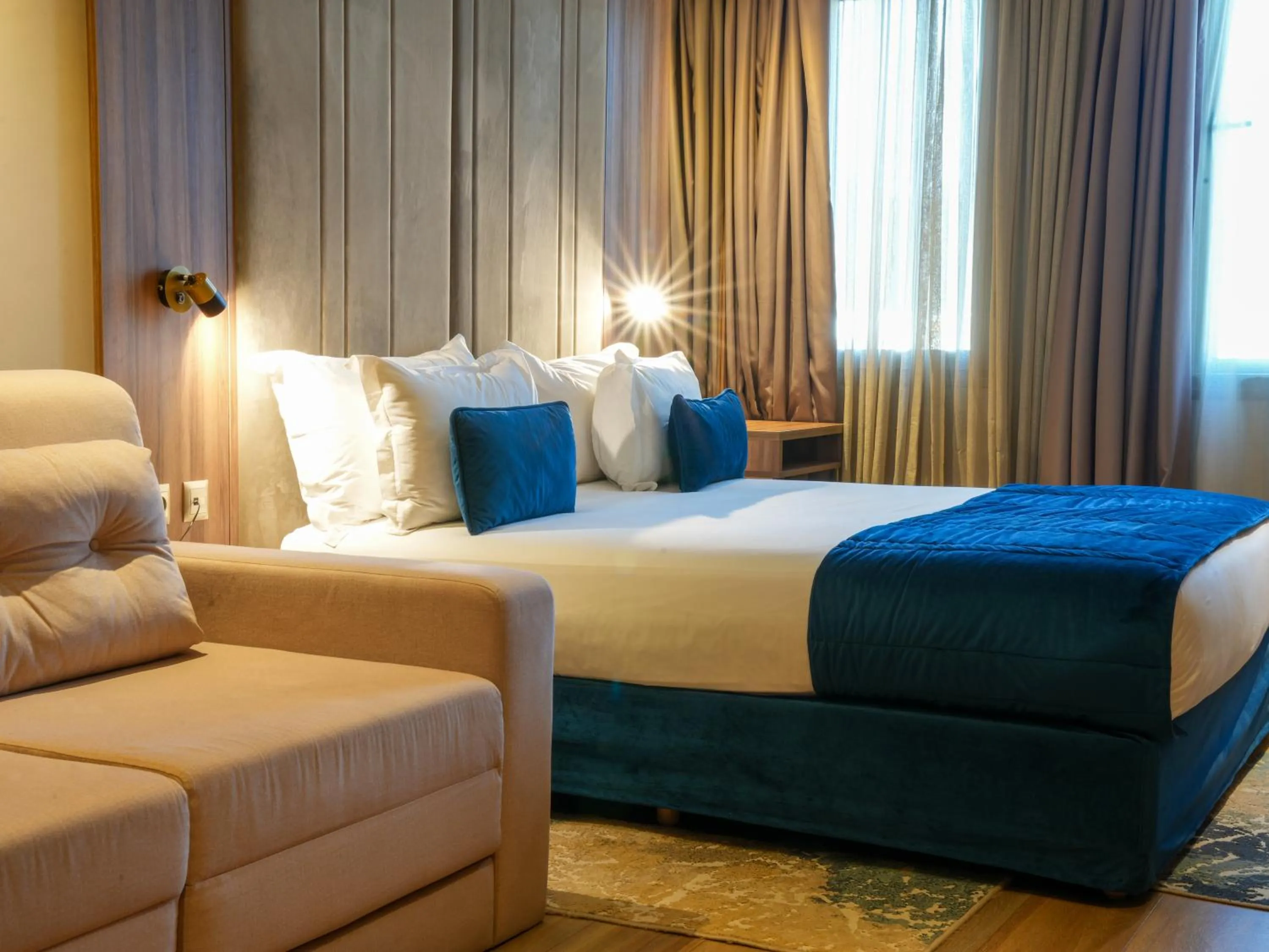 Bed in First Suites Hôtel