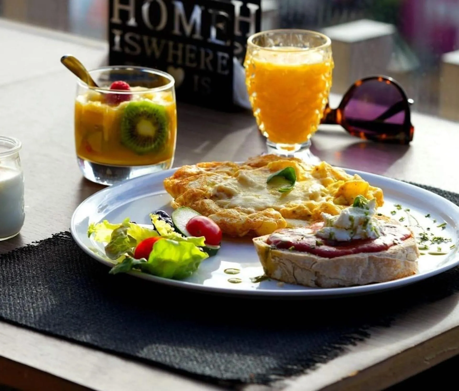 Restaurant/places to eat in First Suites Hôtel