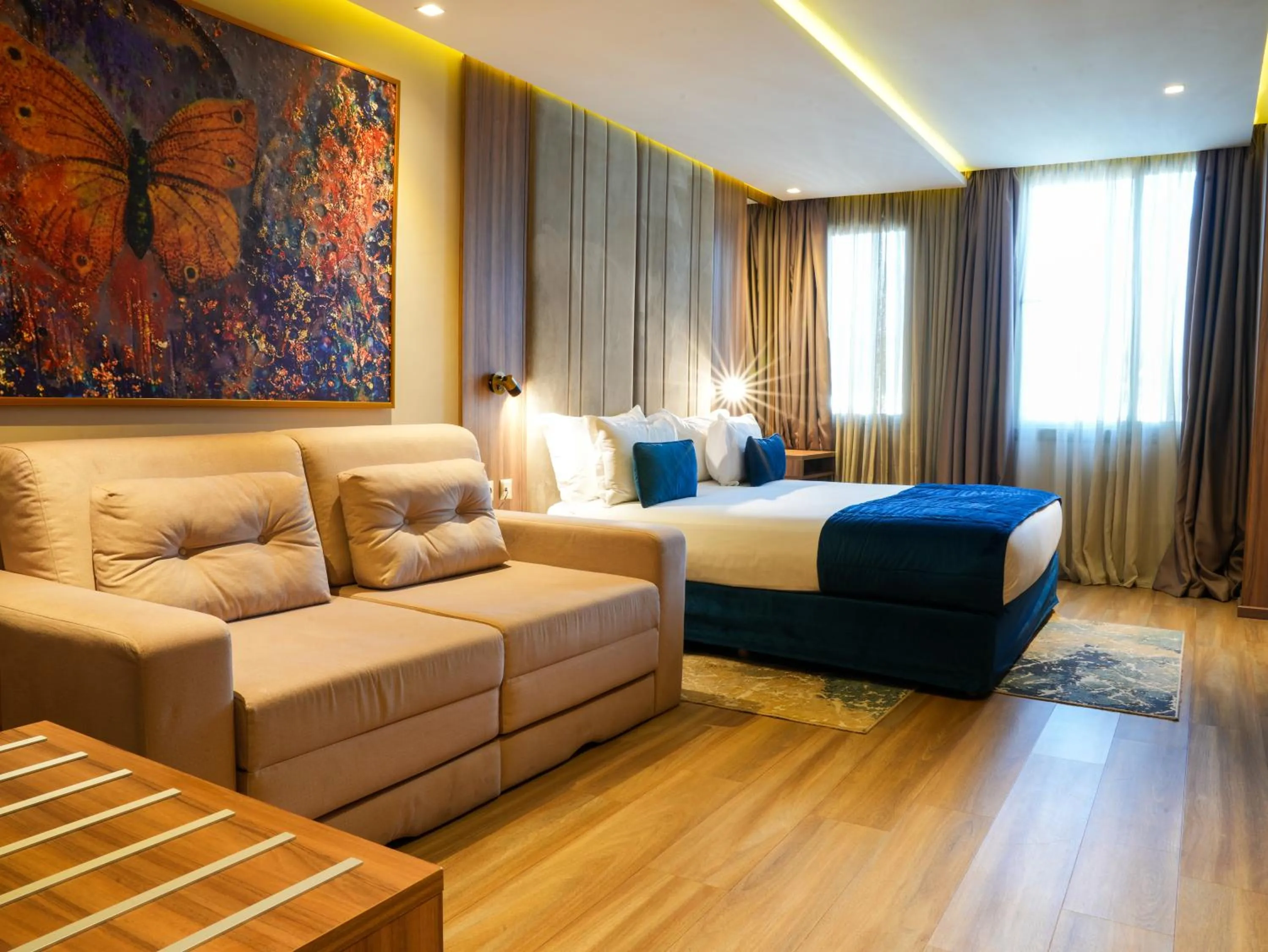 Bed in First Suites Hôtel