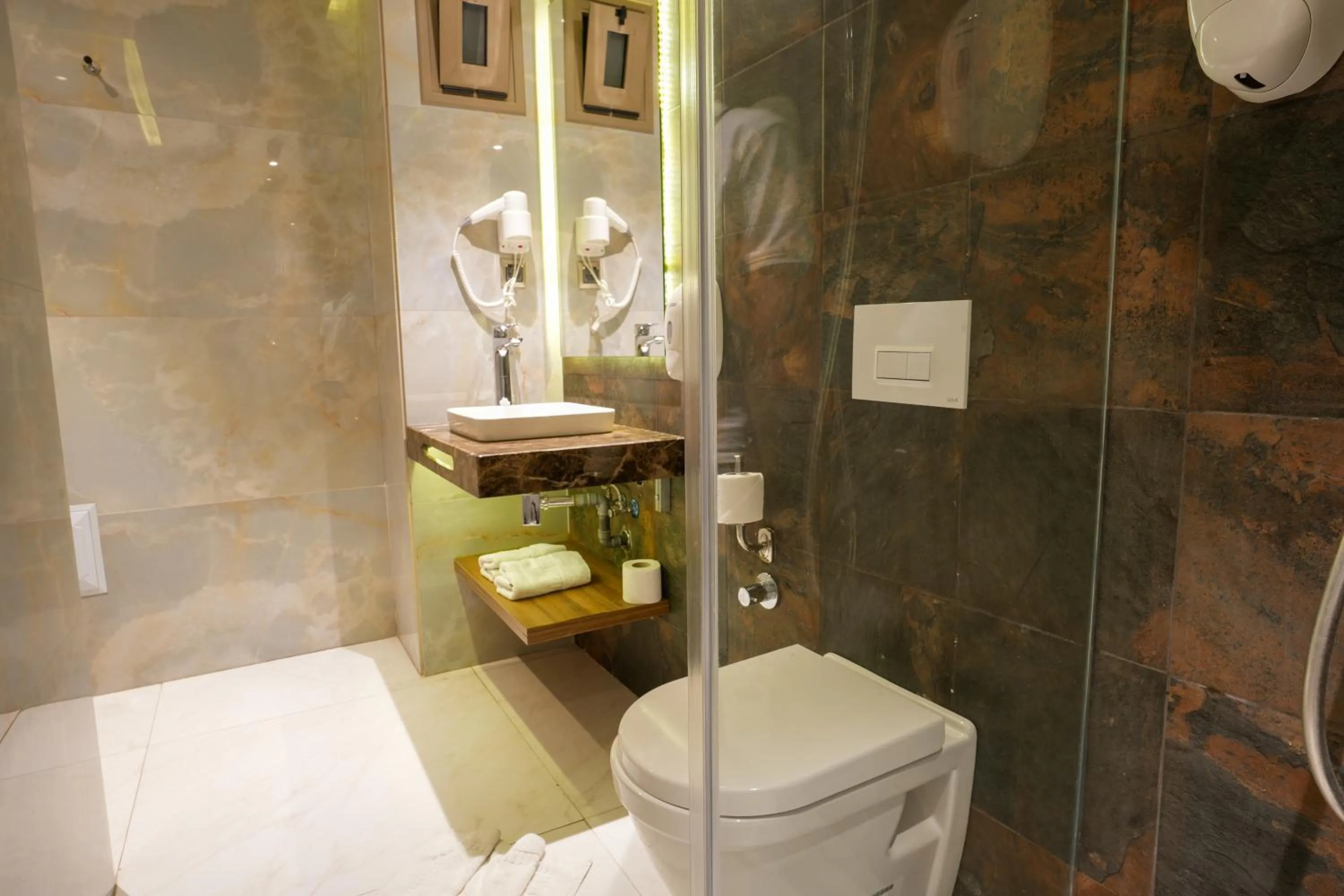 Shower in First Suites Hôtel