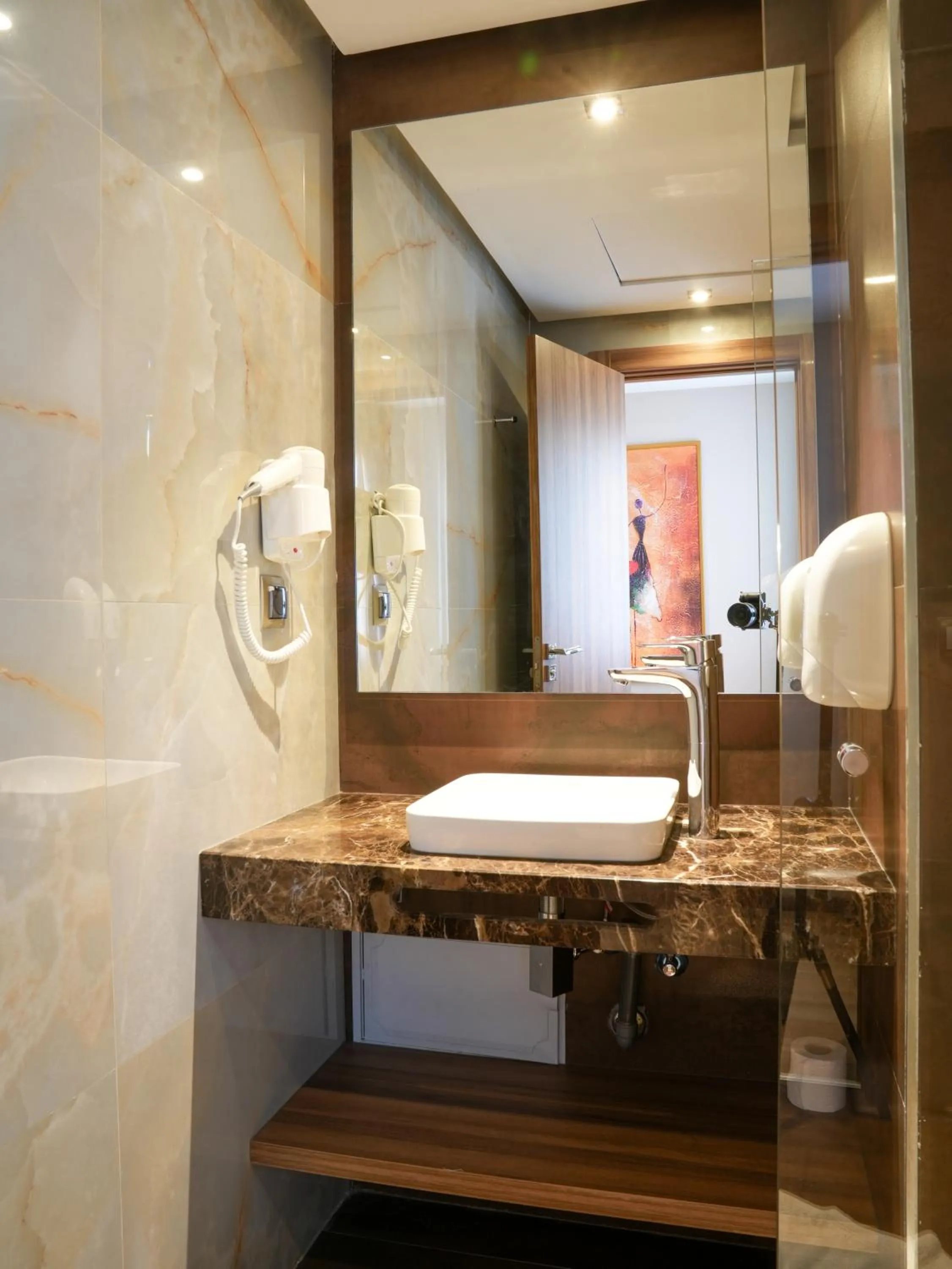 Bathroom in First Suites Hôtel