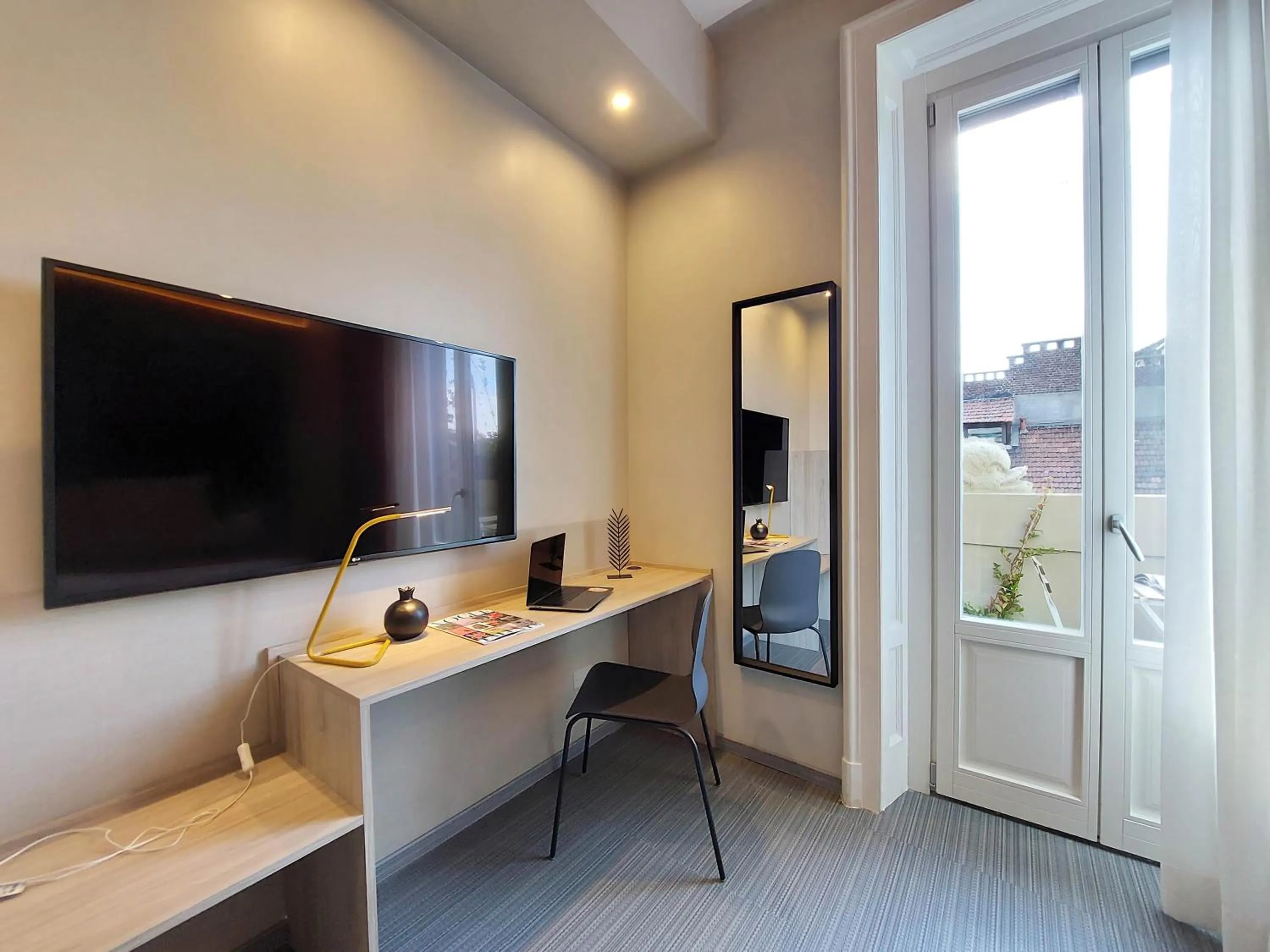 TV and multimedia in Vico Fashion District