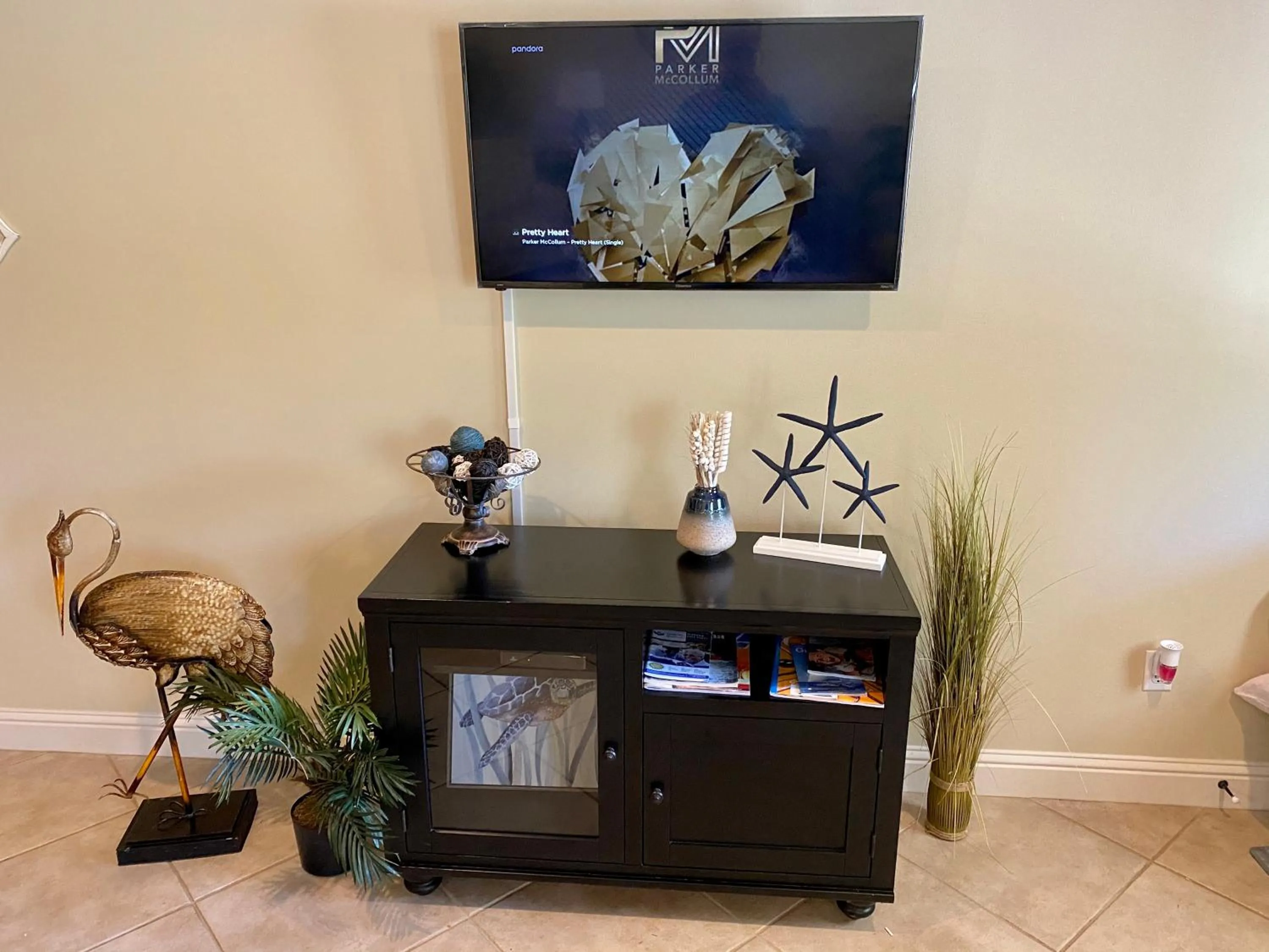 Living room in Condo w Pool near beaches, dining, shopping, etc