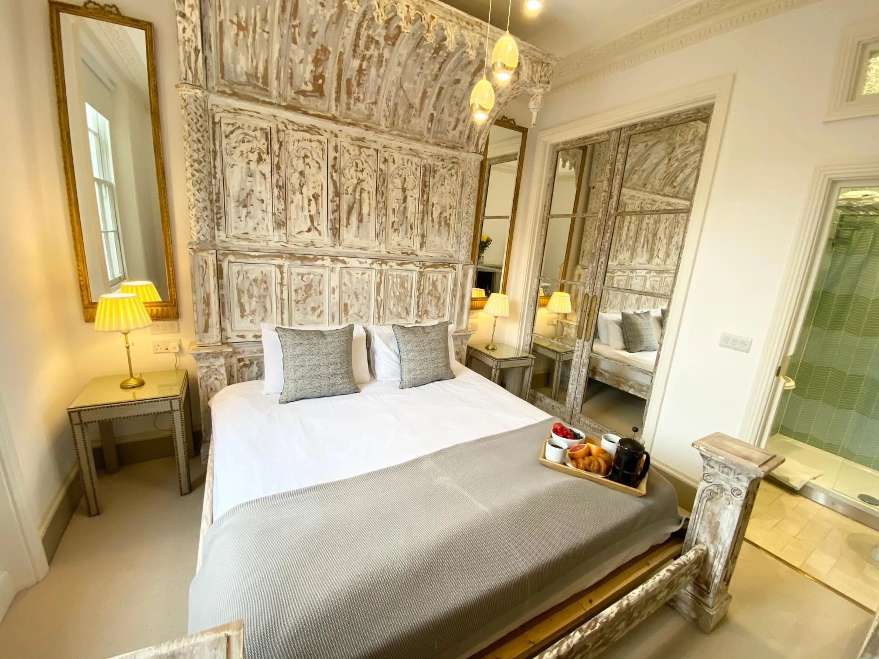 Bed in Stylish Apartments in Pimlico & Westminster