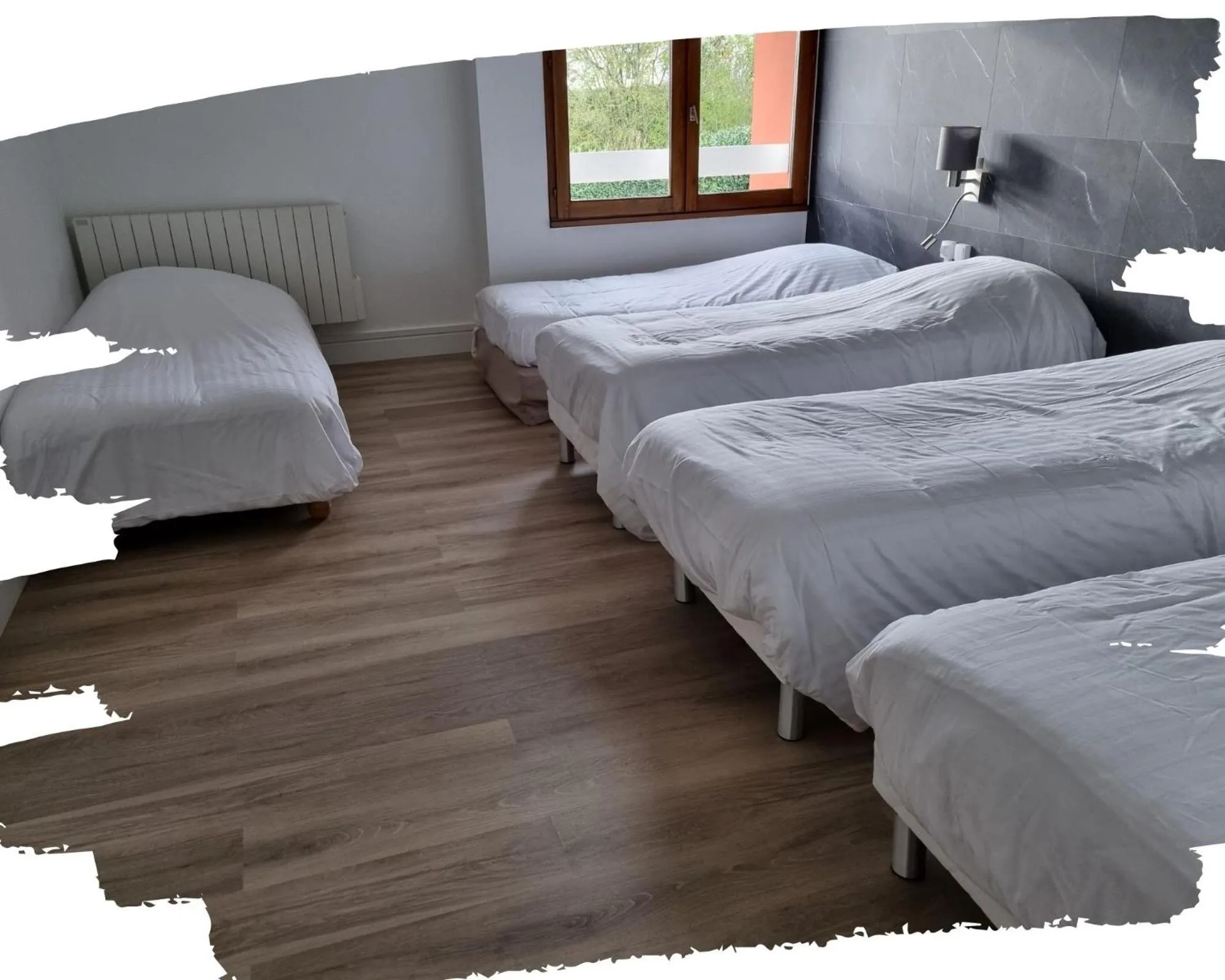 Bed in Hotel du Cheval Blanc