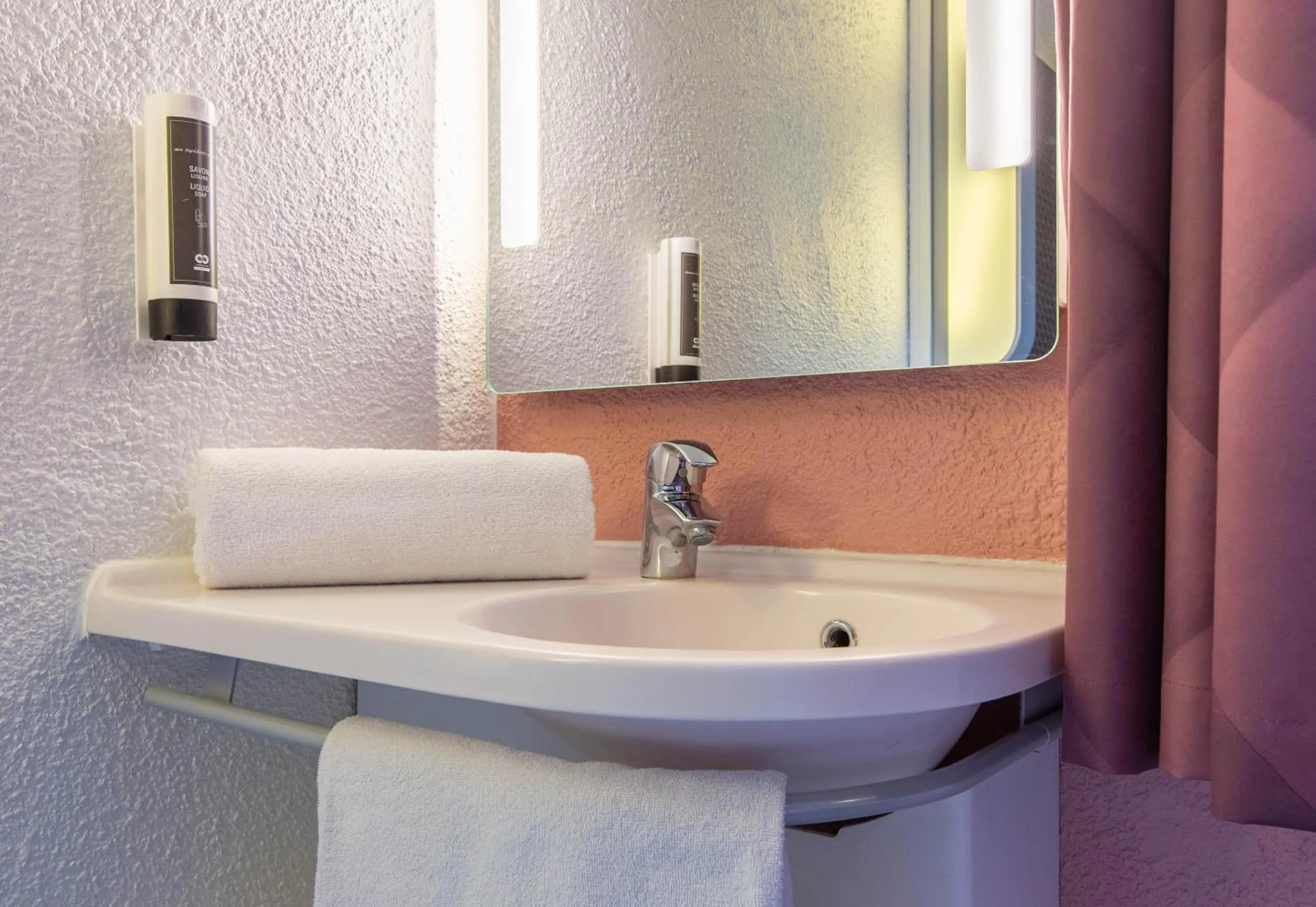 Bathroom in B&B HOTEL Châteauroux A20 L'Occitane